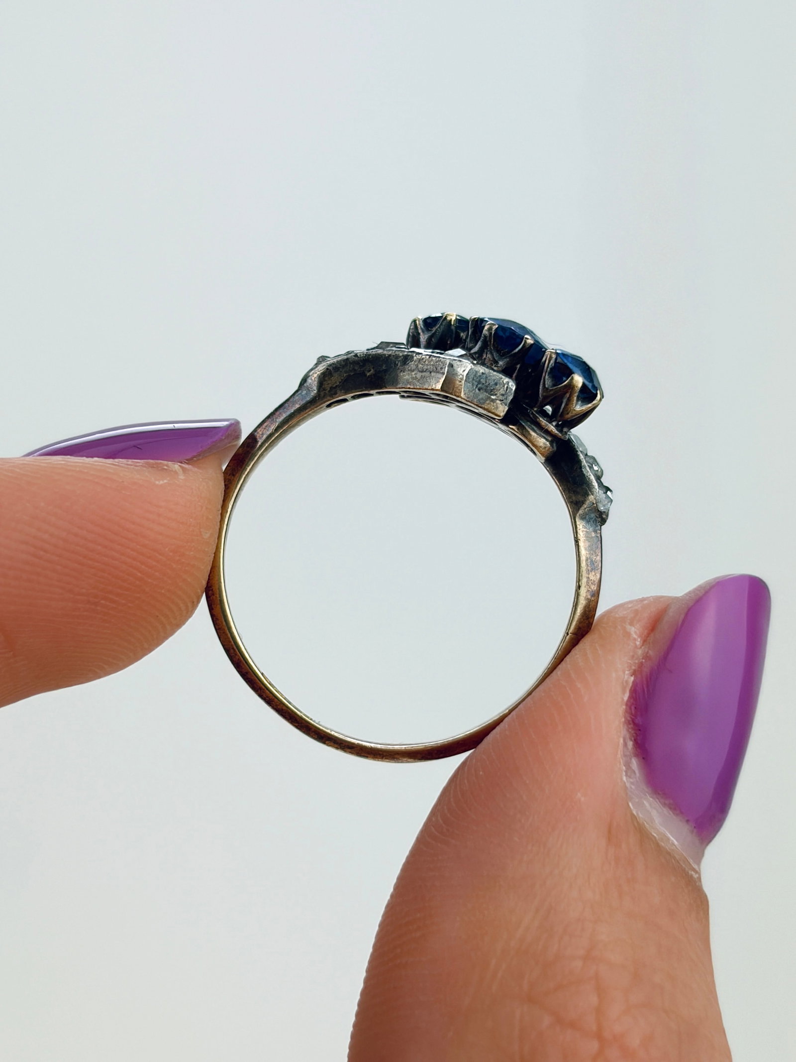 ANTIQUE 18CT GOLD SAPPHIRE AND ROSE CUT DIAMOND 3 STONE TWIST RING - 6