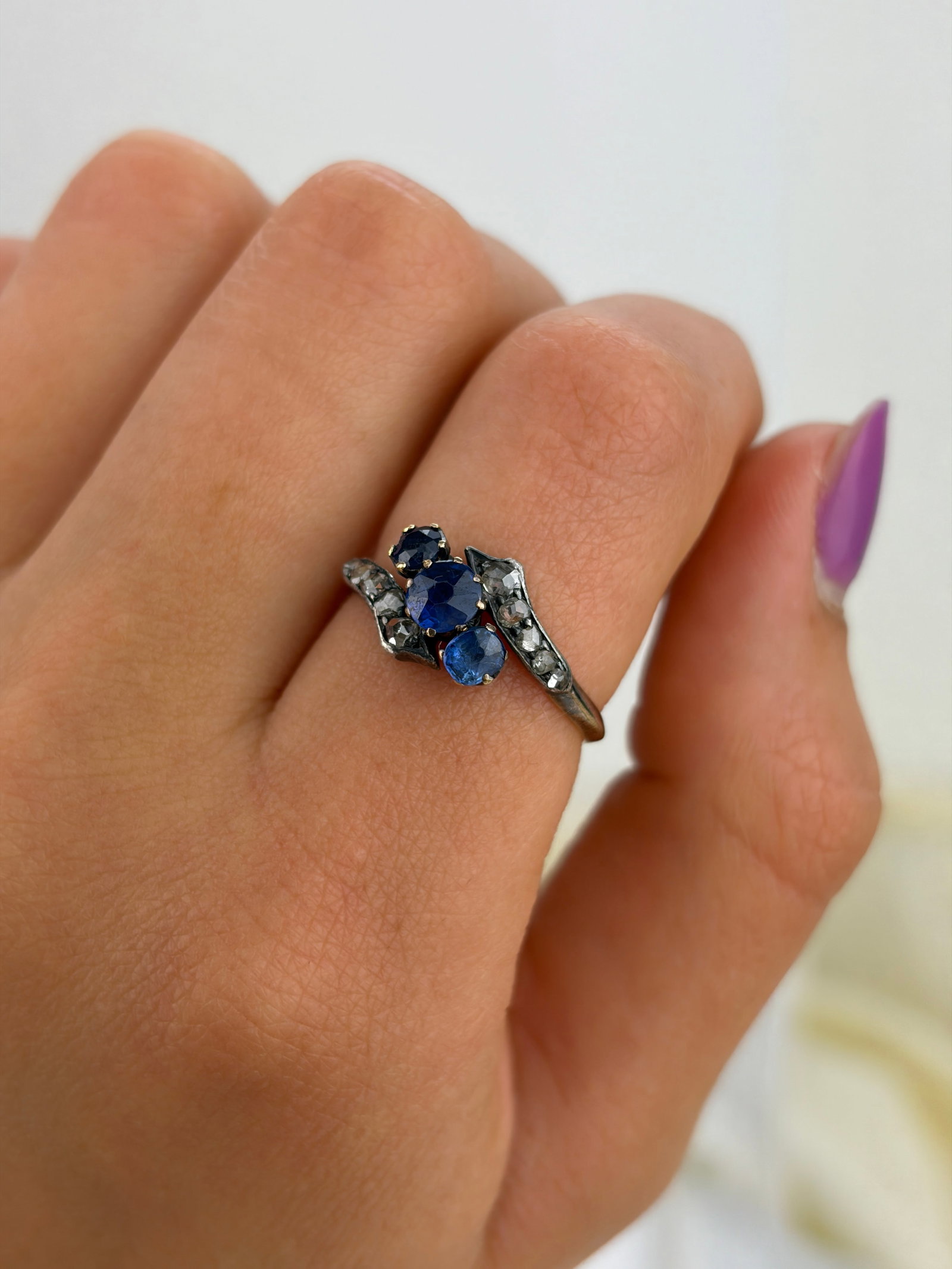 ANTIQUE 18CT GOLD SAPPHIRE AND ROSE CUT DIAMOND 3 STONE TWIST RING - 8
