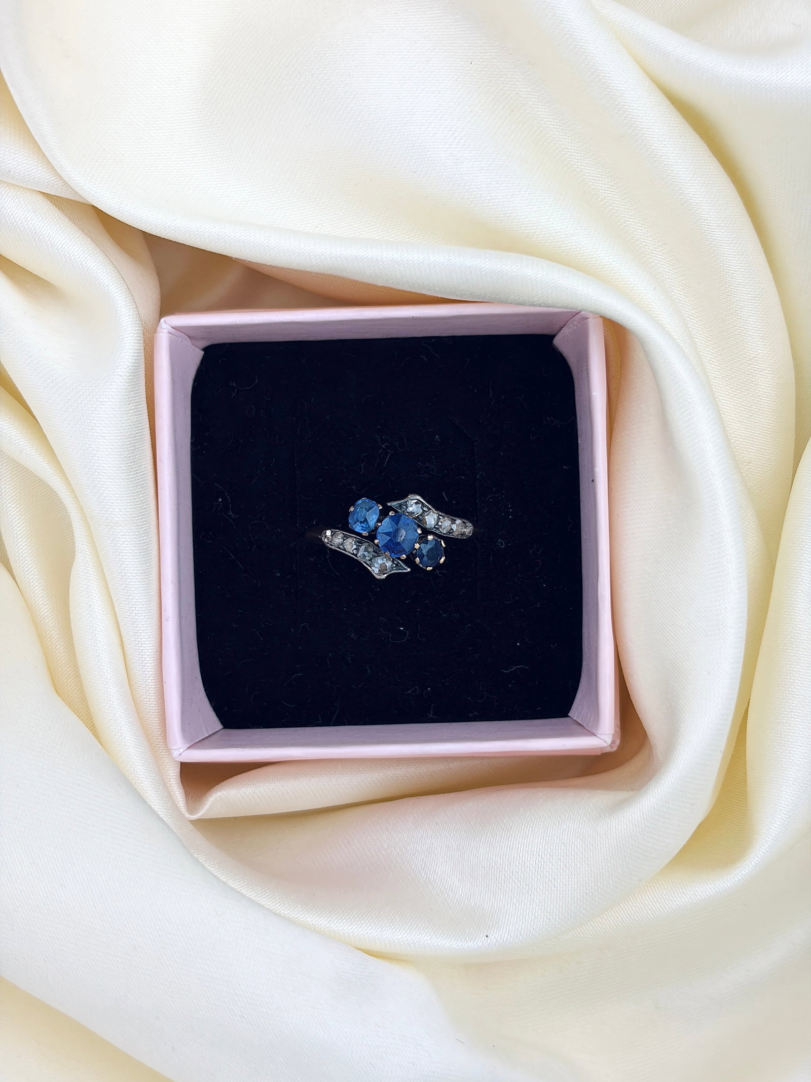 ANTIQUE 18CT GOLD SAPPHIRE AND ROSE CUT DIAMOND 3 STONE TWIST RING - 9