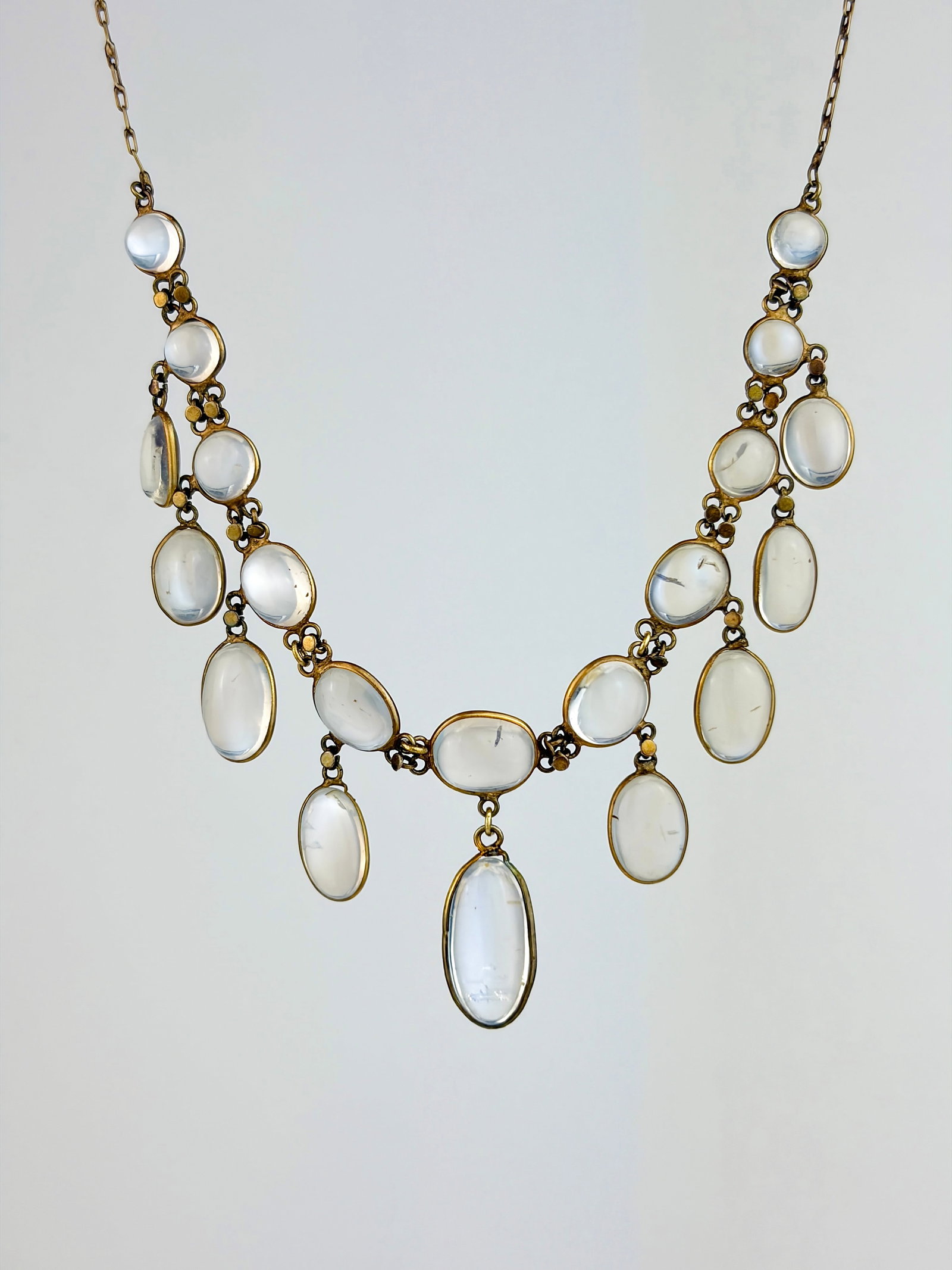 ANTIQUE GOLD MOONSTONE FRINGE NECKLACE: ANTIQUE GOLD MOONSTONE FRINGE NECKLACE Lovely S clasp! Weight: 6g Size: Length 38cm, drop 2.5cm Materials: gold, moonstone Hallmarks: None present Condition: Very good antique condition.