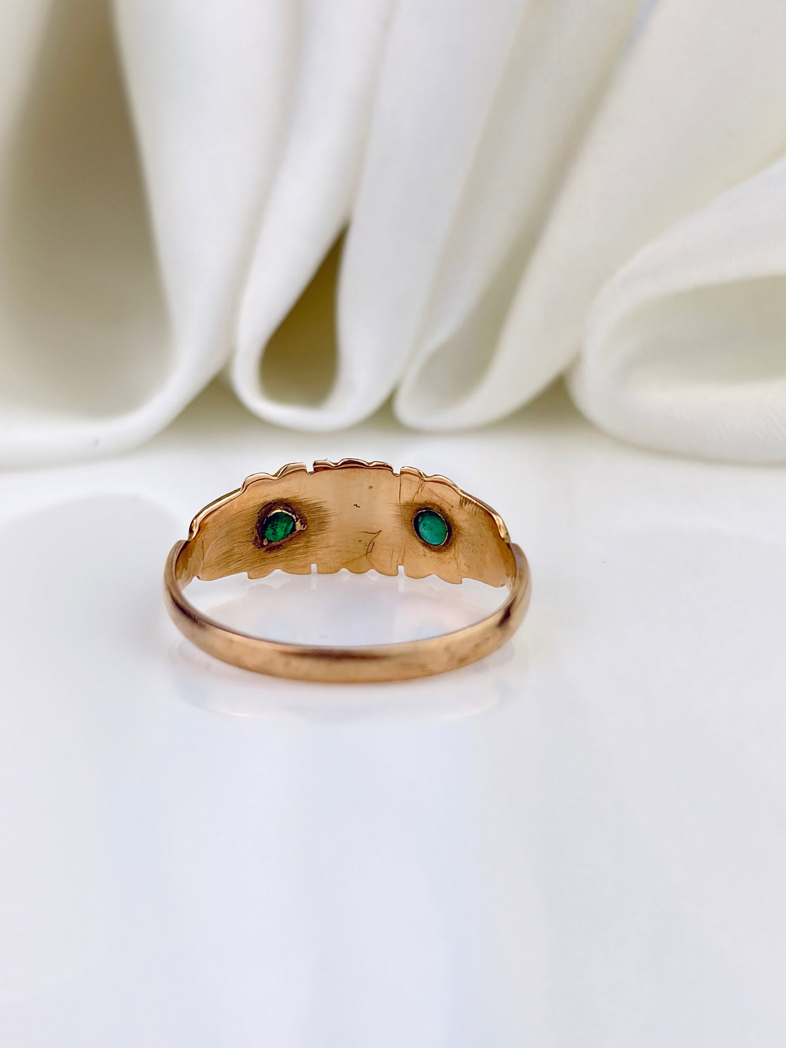 ANTIQUE VICTORIAN C.1896 15CT YELLOW GOLD EMERALD AND DIAMOND 3 STONE RING - 3