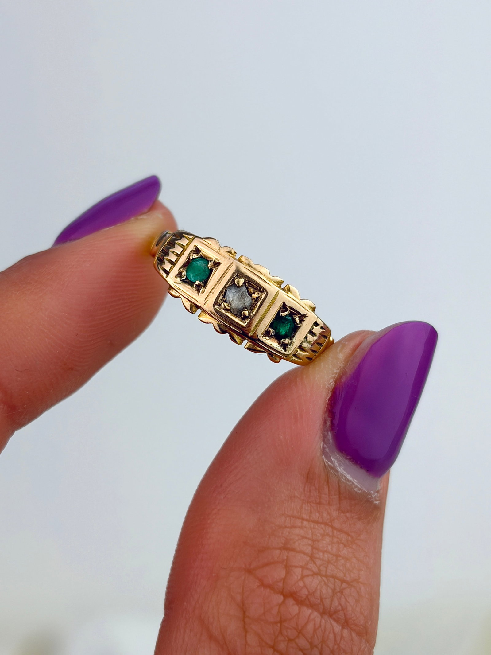 ANTIQUE VICTORIAN C.1896 15CT YELLOW GOLD EMERALD AND DIAMOND 3 STONE RING - 5
