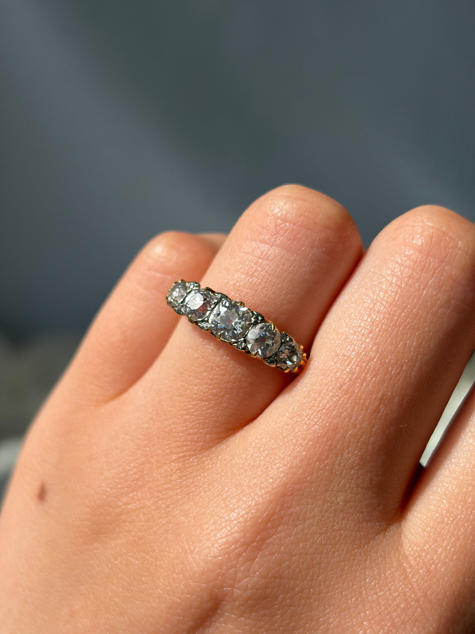 ANTIQUE 18CT YELLOW GOLD 1.80CT TOTAL DIAMOND 5 STONE RING WITH DIAMOND POINTS - 5