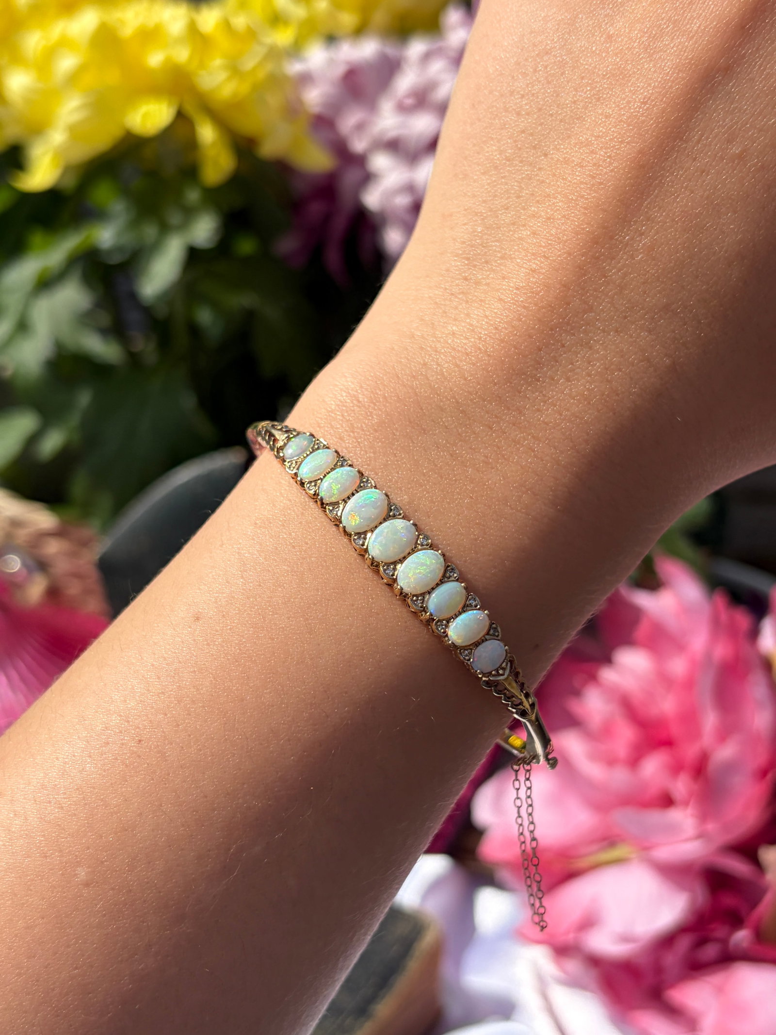 VINTAGE 9CT YELLOW GOLD OPAL AND DIAMOND BANGLE BRACELET - 3