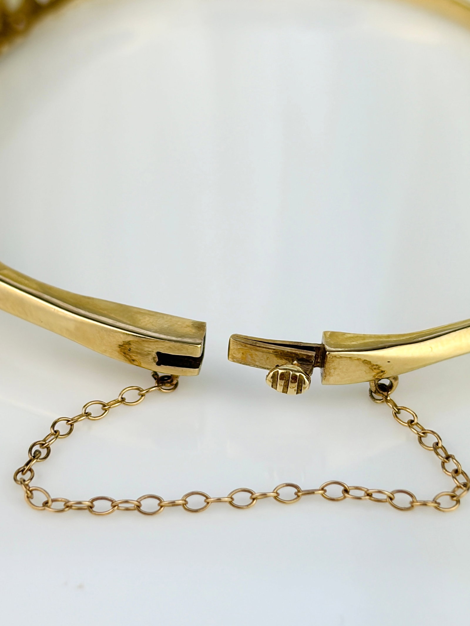 VINTAGE 9CT YELLOW GOLD OPAL AND DIAMOND BANGLE BRACELET - 8