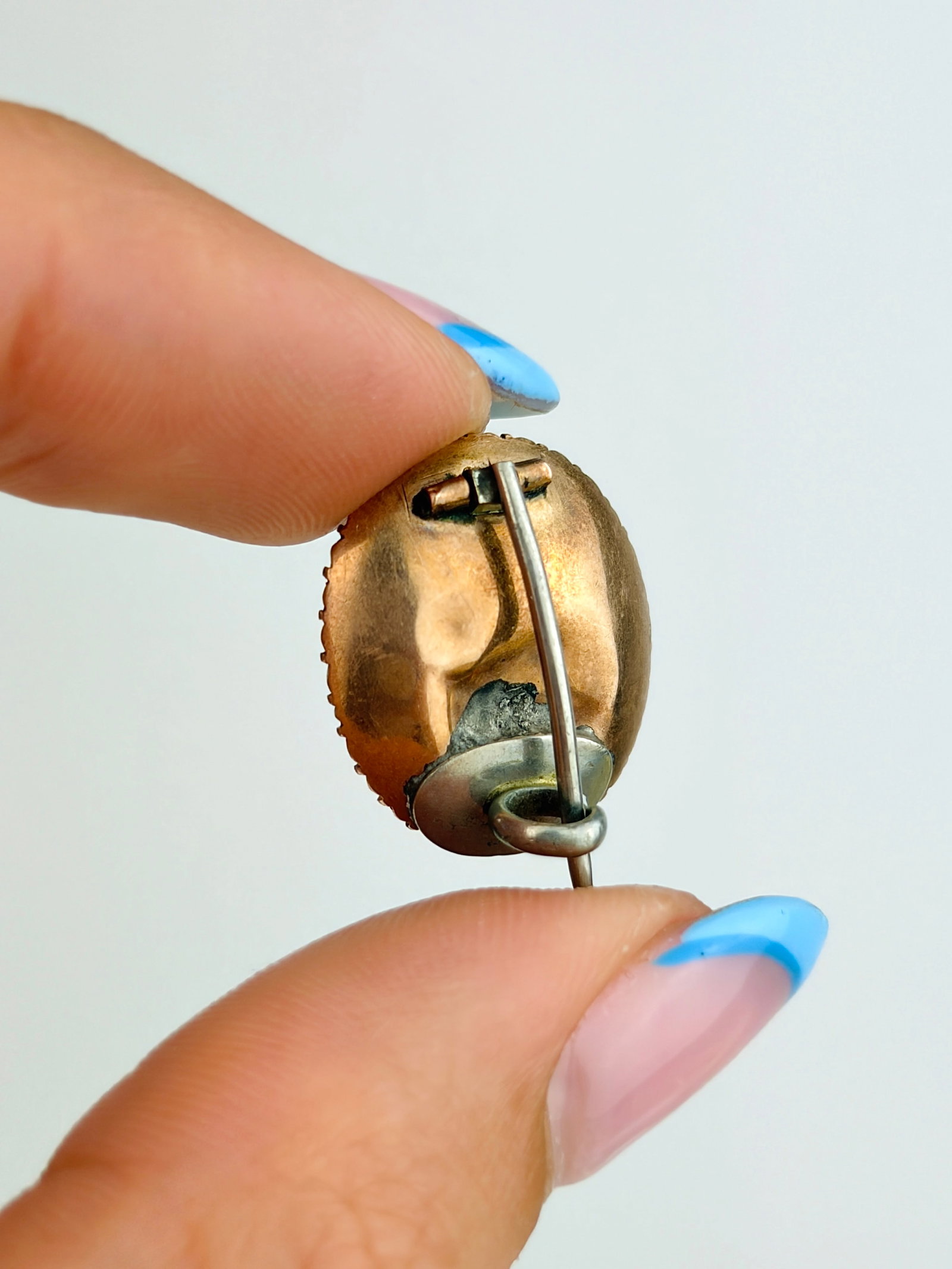 ANTIQUE LOCKET FRONT AND PEARL SURROUND BROOCH - 3