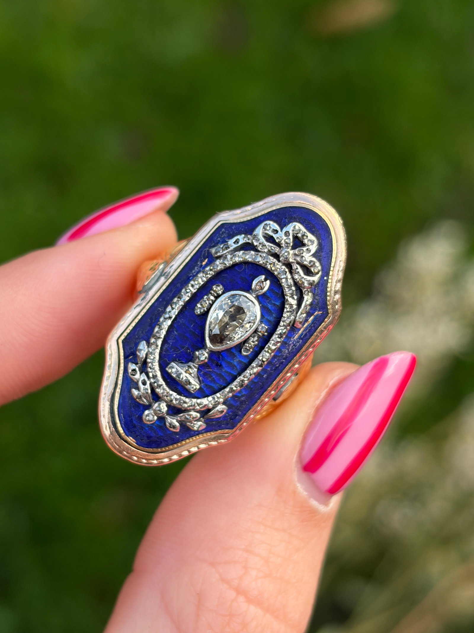 Georgian era French enamel and rose cut diamond urn panel ring in gold - fitted red velvet box - 9