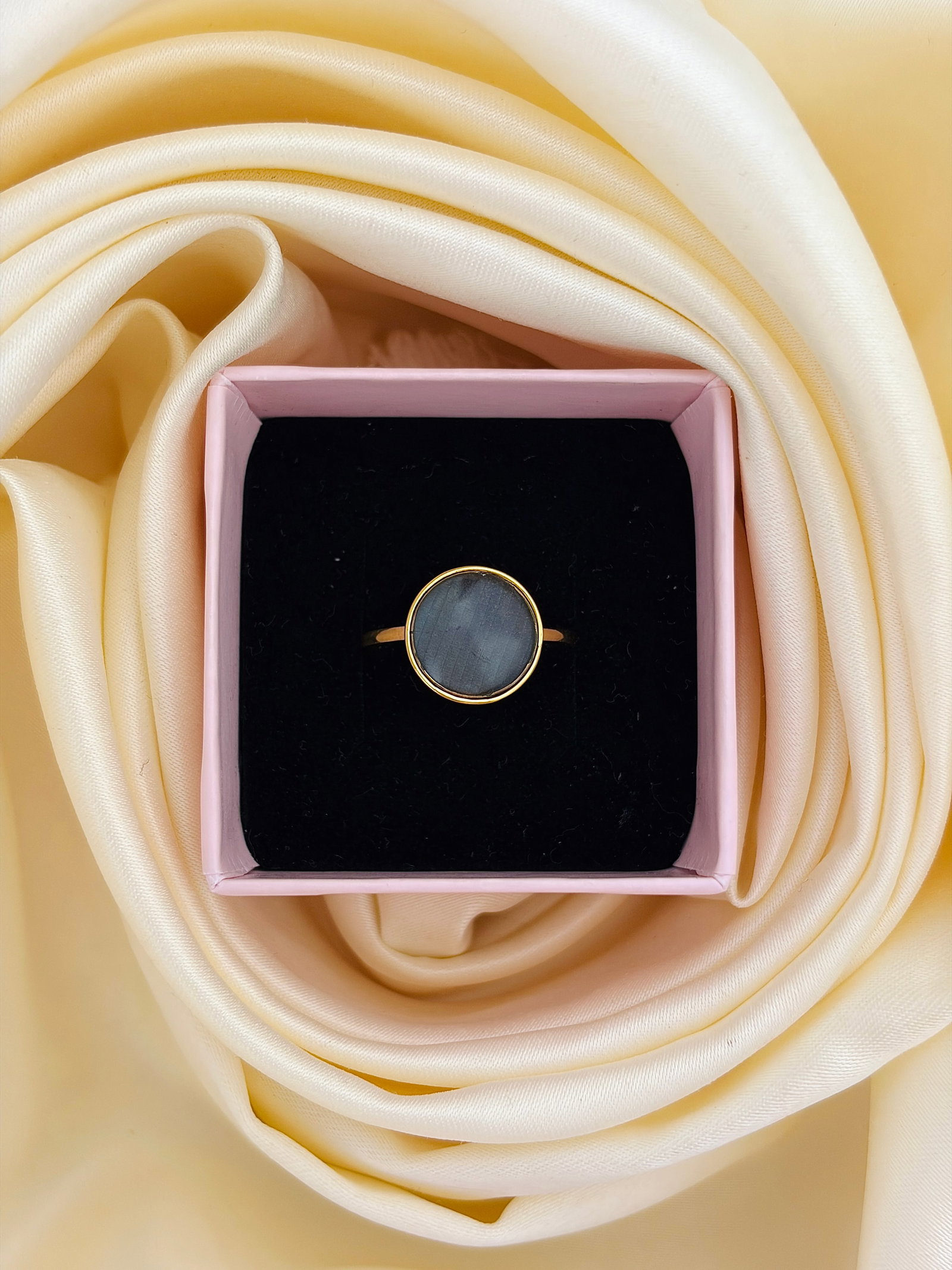 ANTIQUE ROUND LOCKET FRONT RING IN YELLOW GOLD - 7