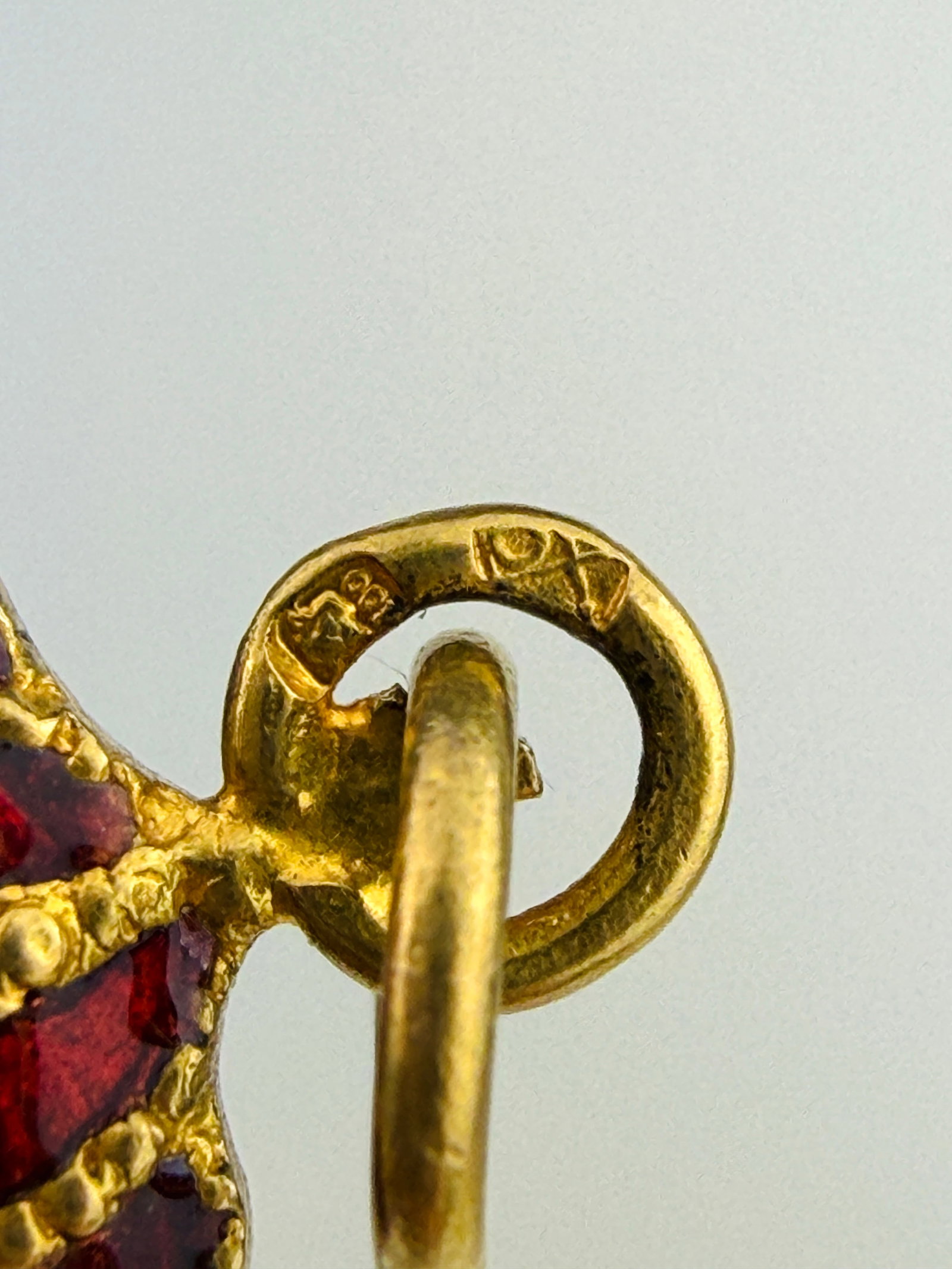 VINTAGE 18CT GOLD RED ENAMEL COAT OF ARMS CHARM - 5