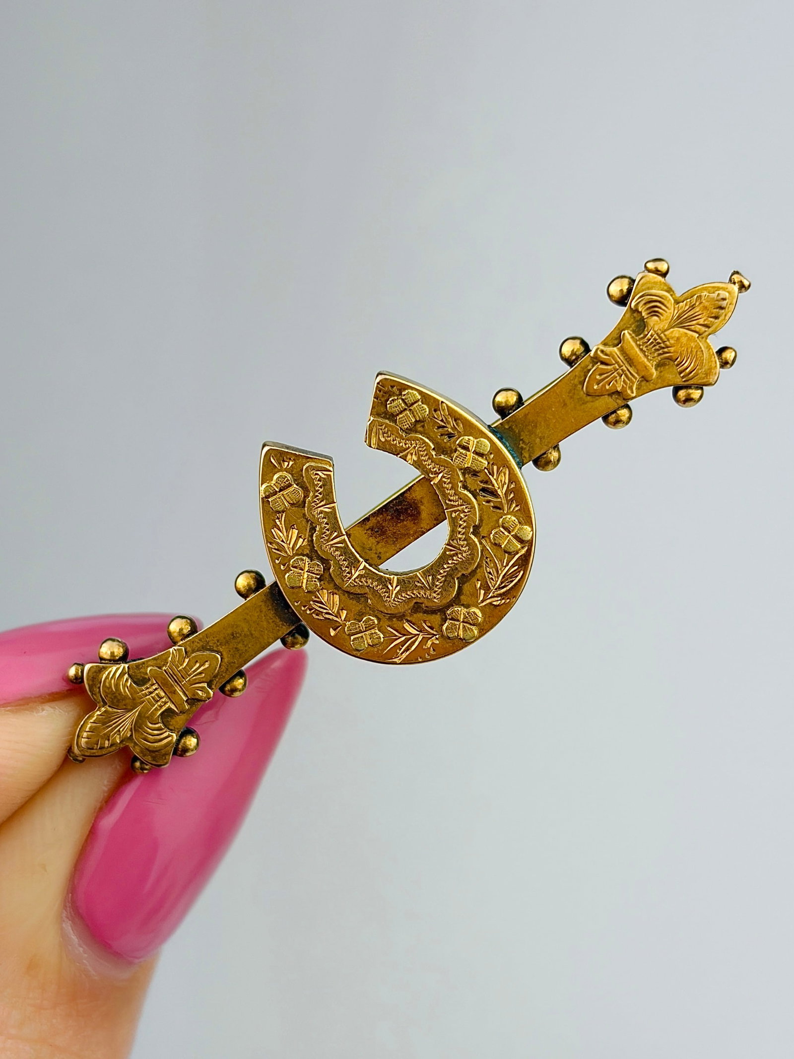 ANTIQUE 9CT YELLOW GOLD DETAILED LUCKY HORSESHOE BROOCH: ANTIQUE 9CT YELLOW GOLD DETAILED LUCKY HORSESHOE BROOCH Weight: 2.03g Size: 13x41mm Materials: 9ct gold Hallmarks: 9ct, Chester Condition: Very good overall condition. Some signs of wear are