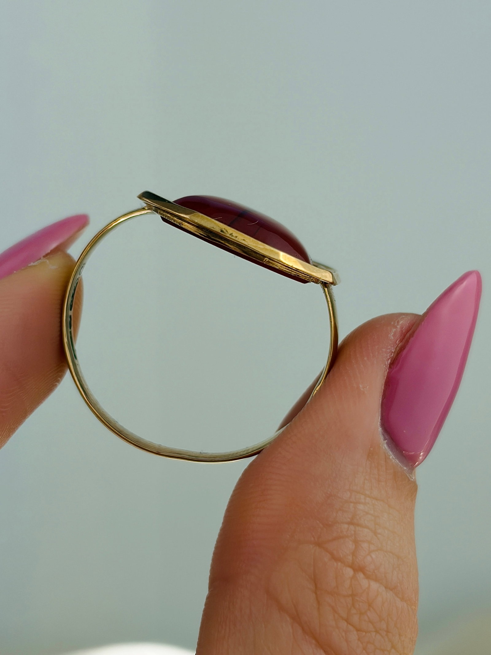 HEAVY CHUNKY 9CT YELLOW GOLD CARNELIAN SIGNET RING - 6