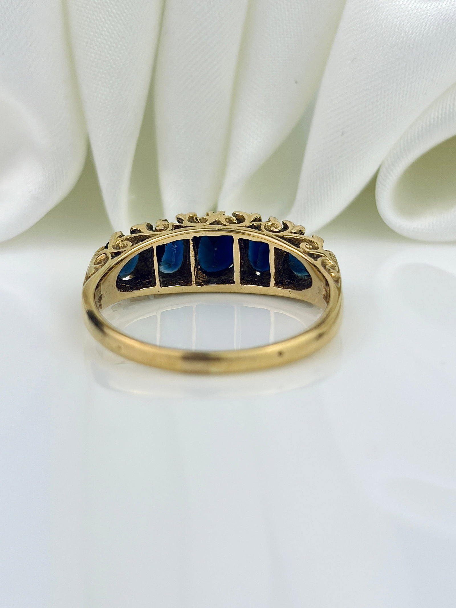 ANTIQUE 18CT YELLOW GOLD SAPPHIRE 5 STONE RING WITH DIAMOND POINTS - 3