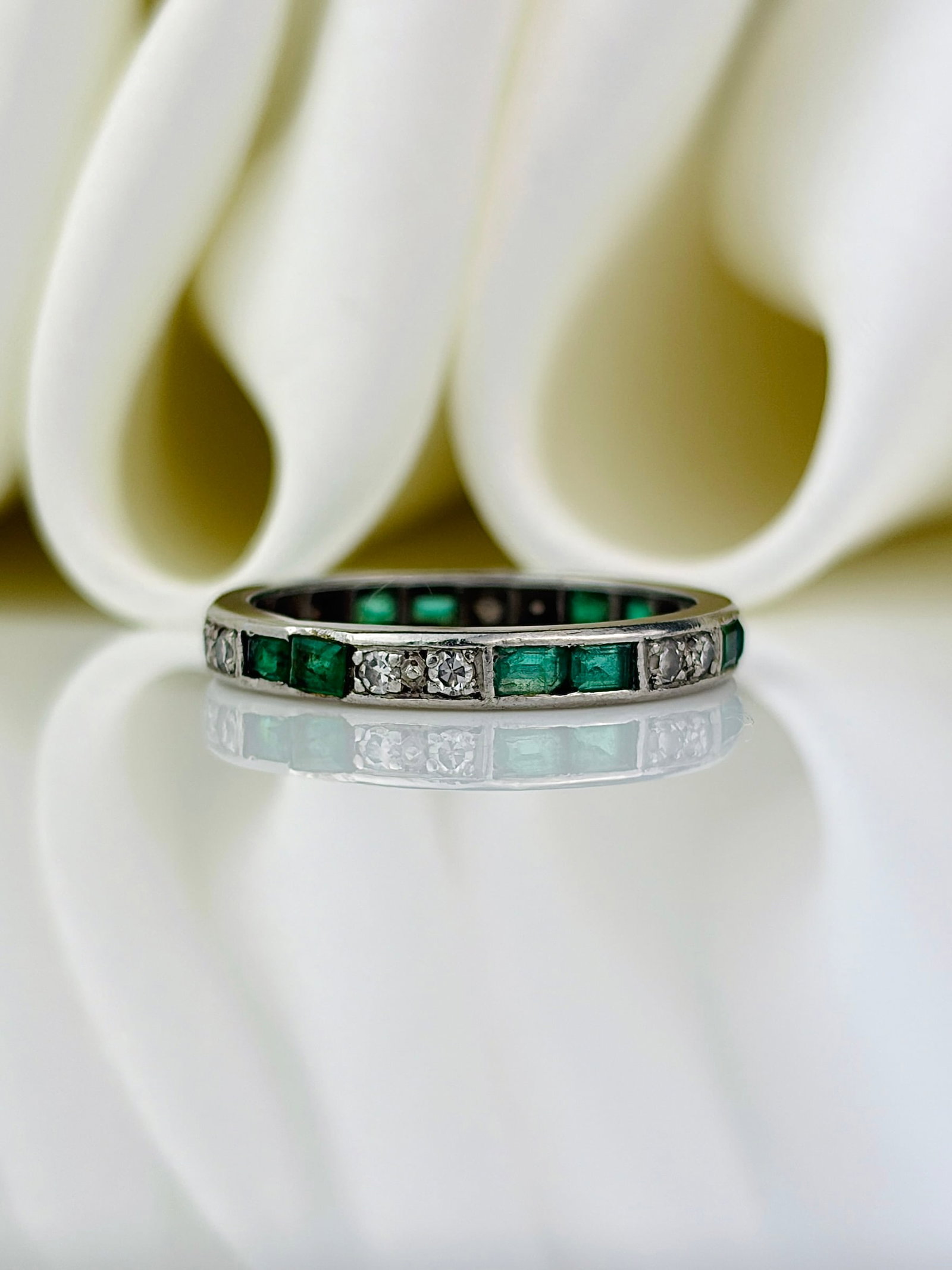 antique emerald and diamond full eternity band ring: antique emerald and diamond full eternity band ring Weight: 2.9g Size: UK M, US 6.5, Width 2.5mm, Height off finger 1.5mm Condition: The overall condition is very good Office use: tzz The item