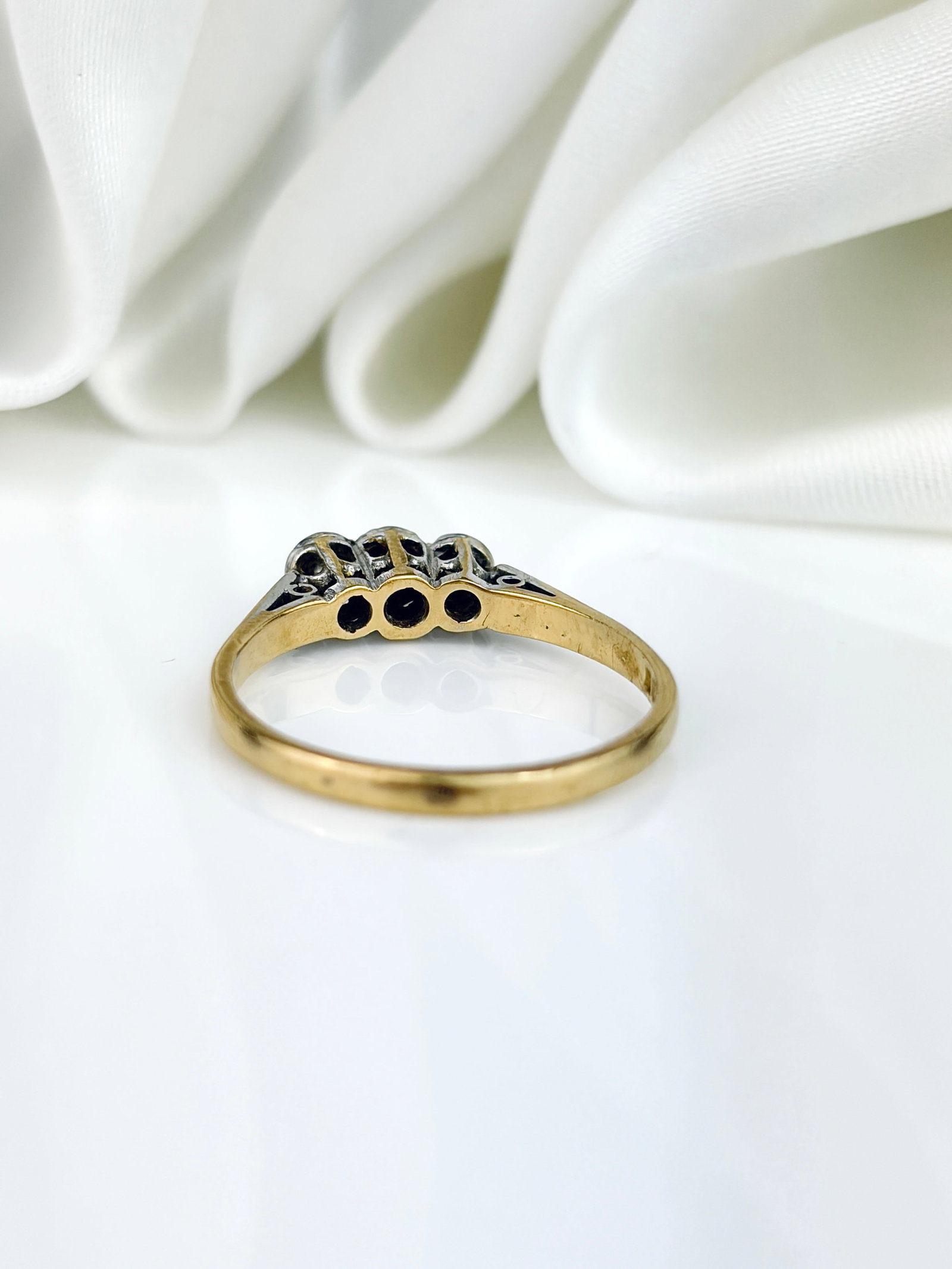 VINTAGE 18CT YELLOW GOLD AND PLATINUM DIAMOND 3 STONE RING - 3