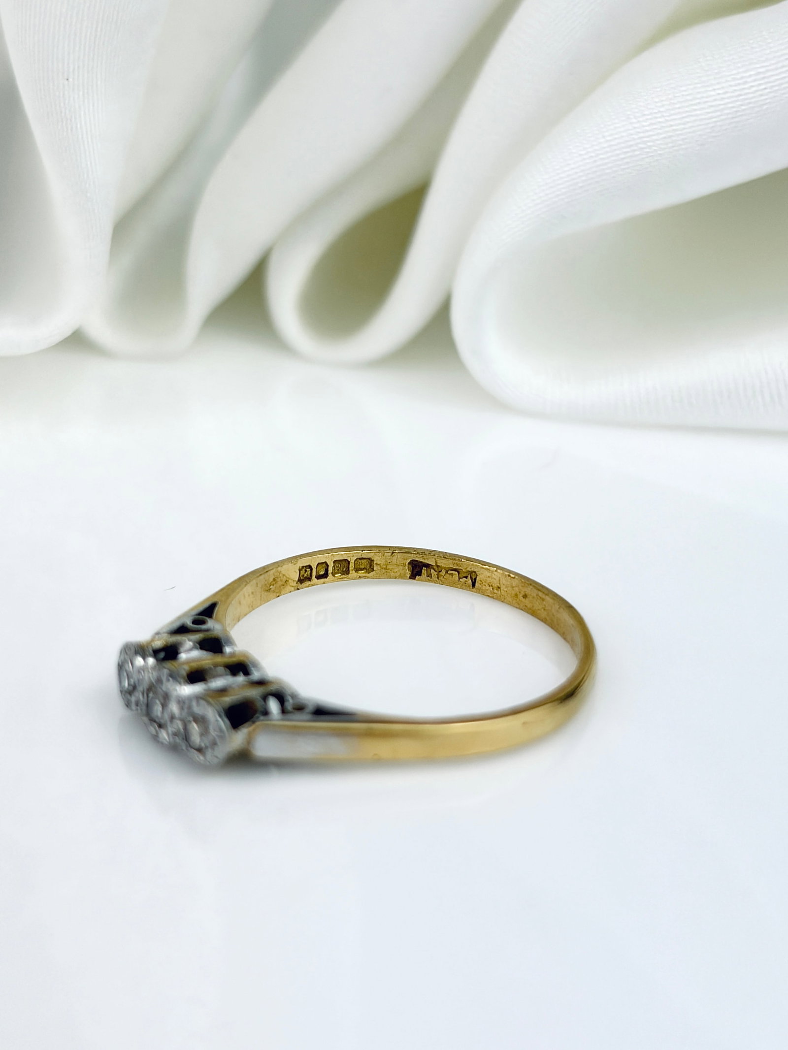 VINTAGE 18CT YELLOW GOLD AND PLATINUM DIAMOND 3 STONE RING - 4