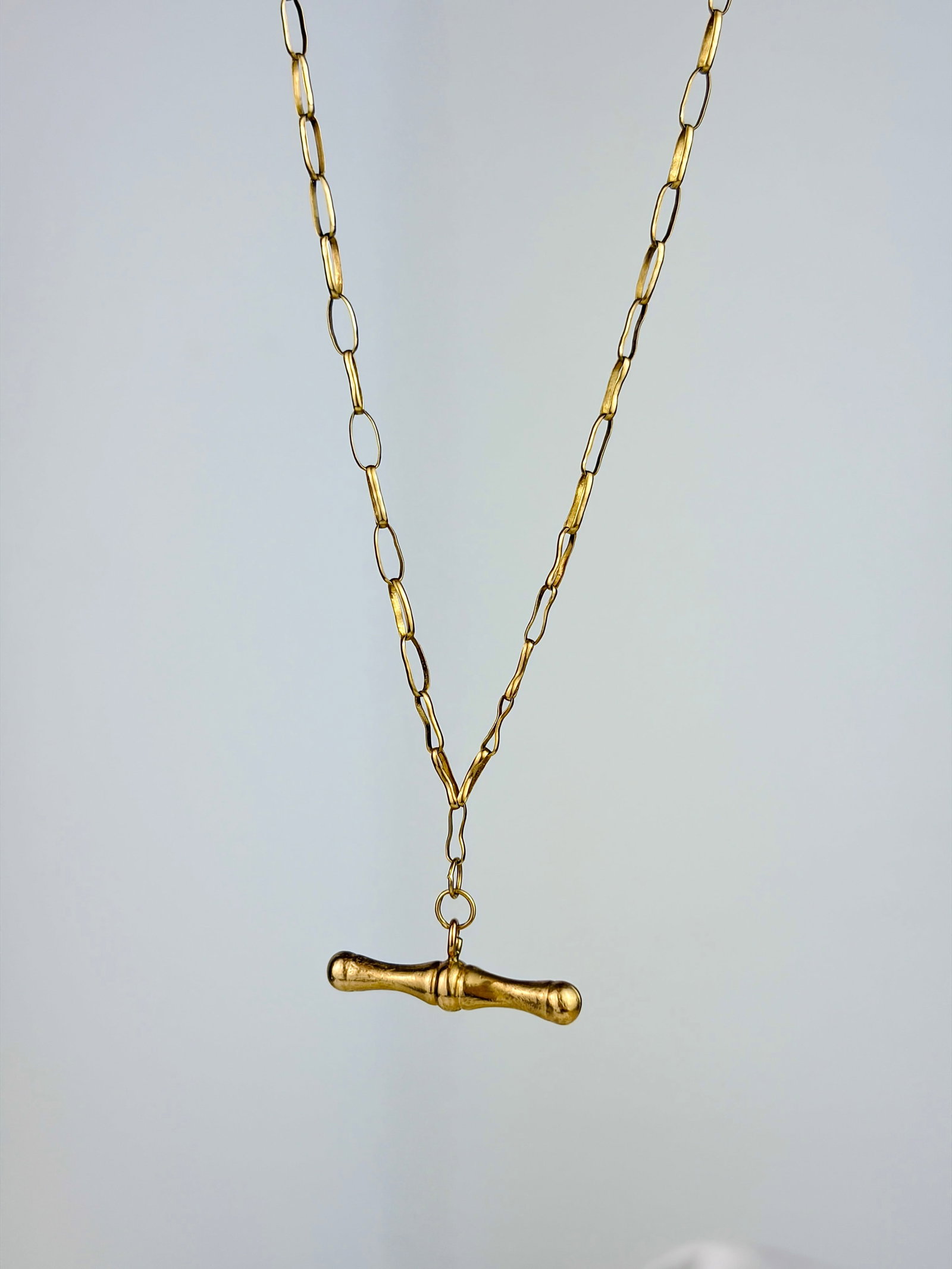 LOVELY 9CT YELLOW GOLD CHAIN WITH TBAR: LOVELY 9CT YELLOW GOLD CHAIN WITH TBAR The perfect chain! Weight: 3.75g Size: Length 52cm, link width 2.4mm Materials: 9ct gold Hallmarks: 9ct, Birmingham Condition: Very good overall