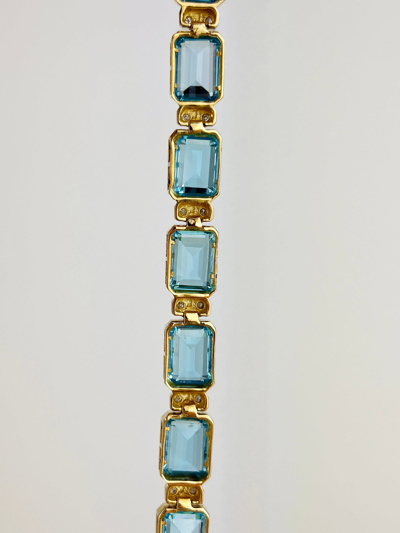 LOVELY 10CT YELLOW GOLD BLUE TOPAZ AND DIAMOND LINE BRACELET - 3
