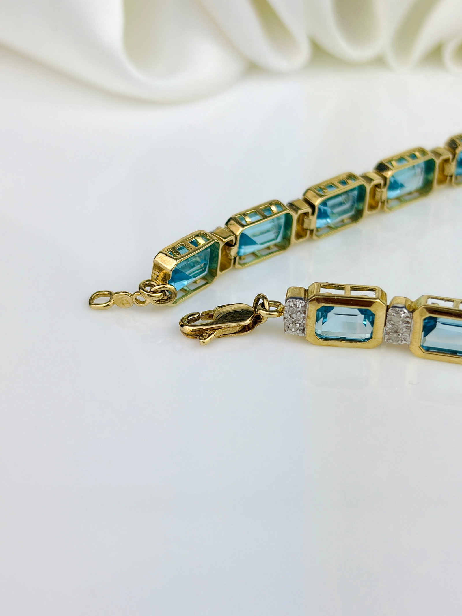 LOVELY 10CT YELLOW GOLD BLUE TOPAZ AND DIAMOND LINE BRACELET - 4