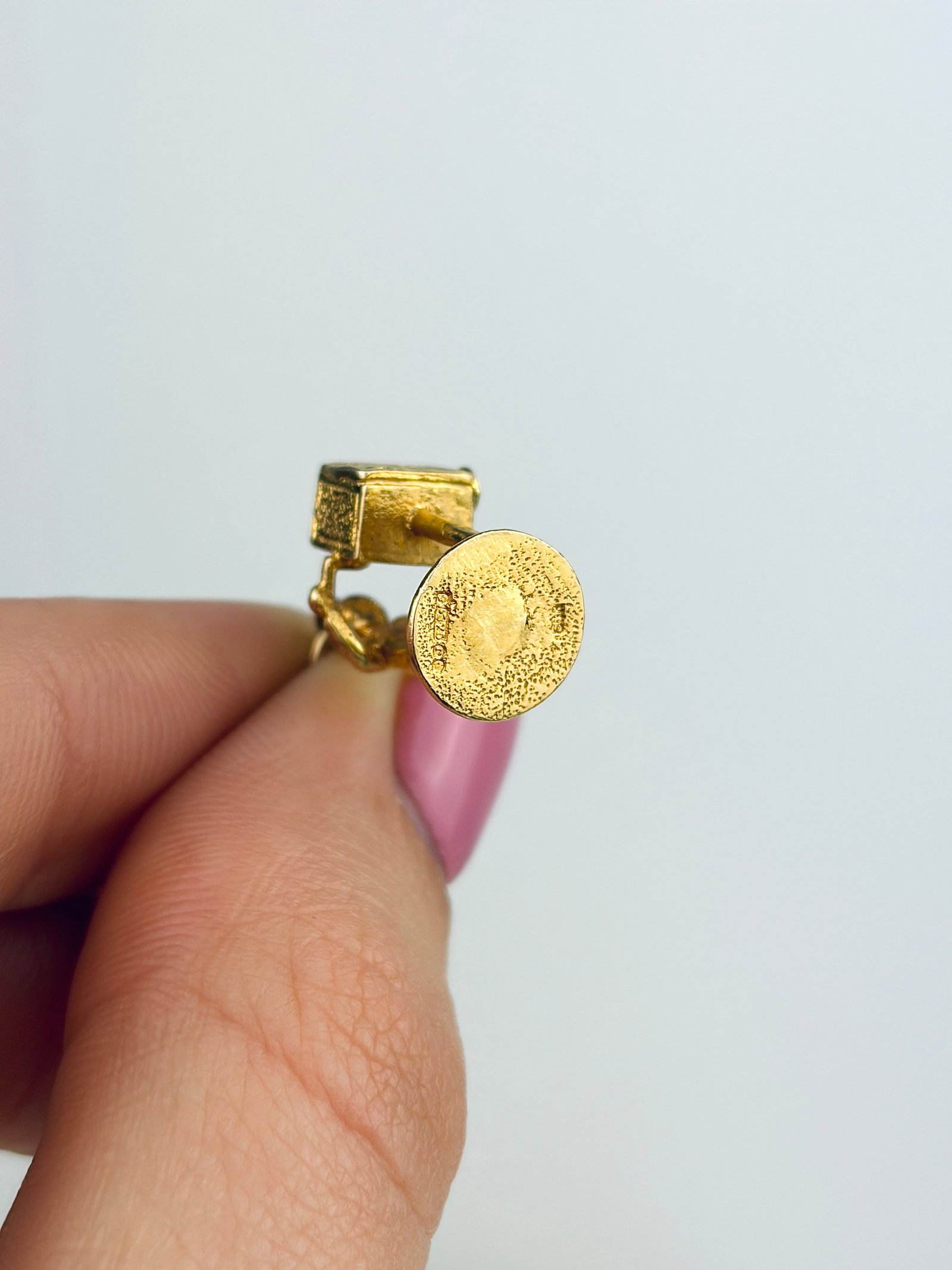 CHUNKY VINTAGE 9CT GOLD CHARM - 5