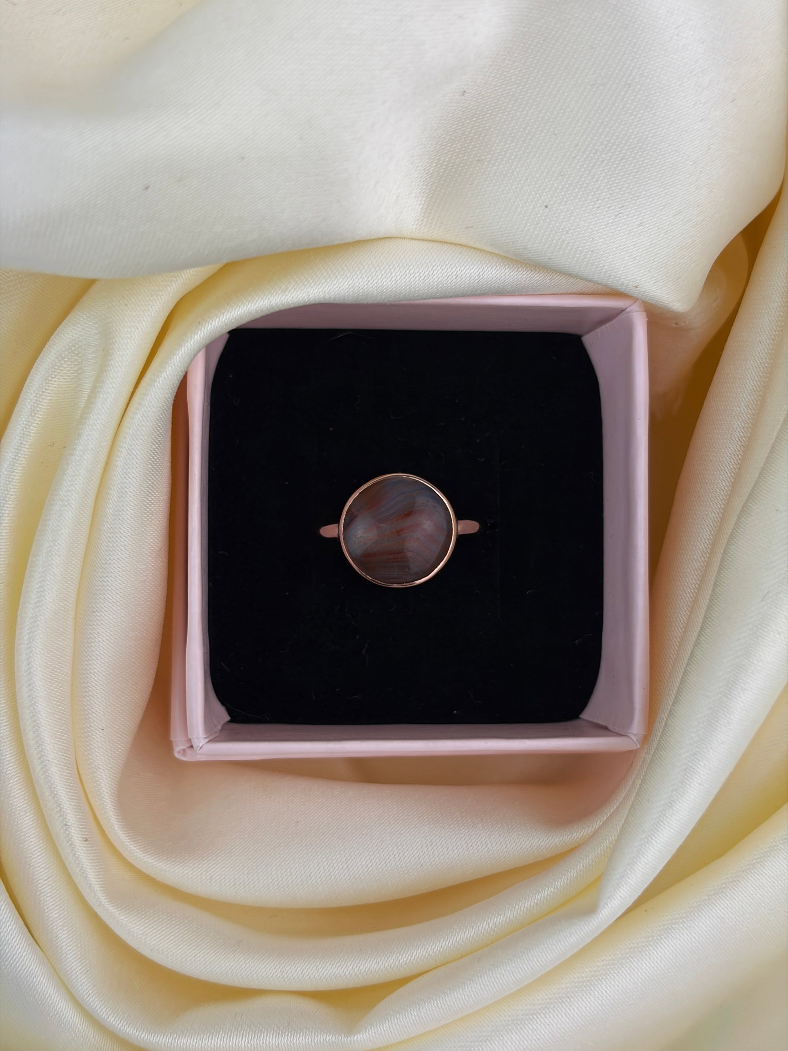 ANTIQUE 9CT YELLOW GOLD BANDED AGATE ROUND RING - 7
