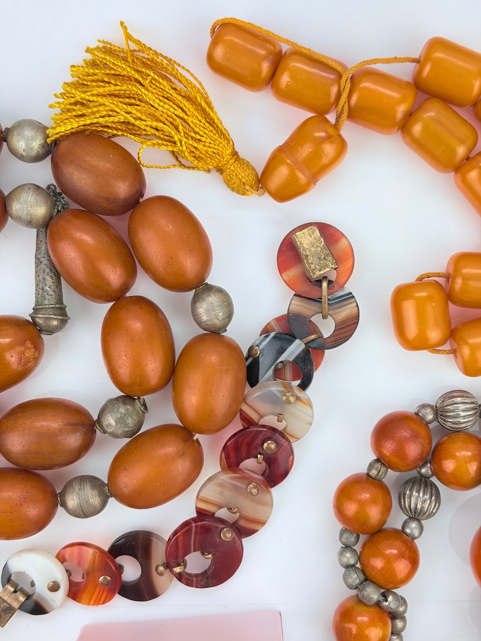 LARGE MIXED LOT OF ANTIQUE AND VINTAGE JEWELLERY INC BEADS - 3