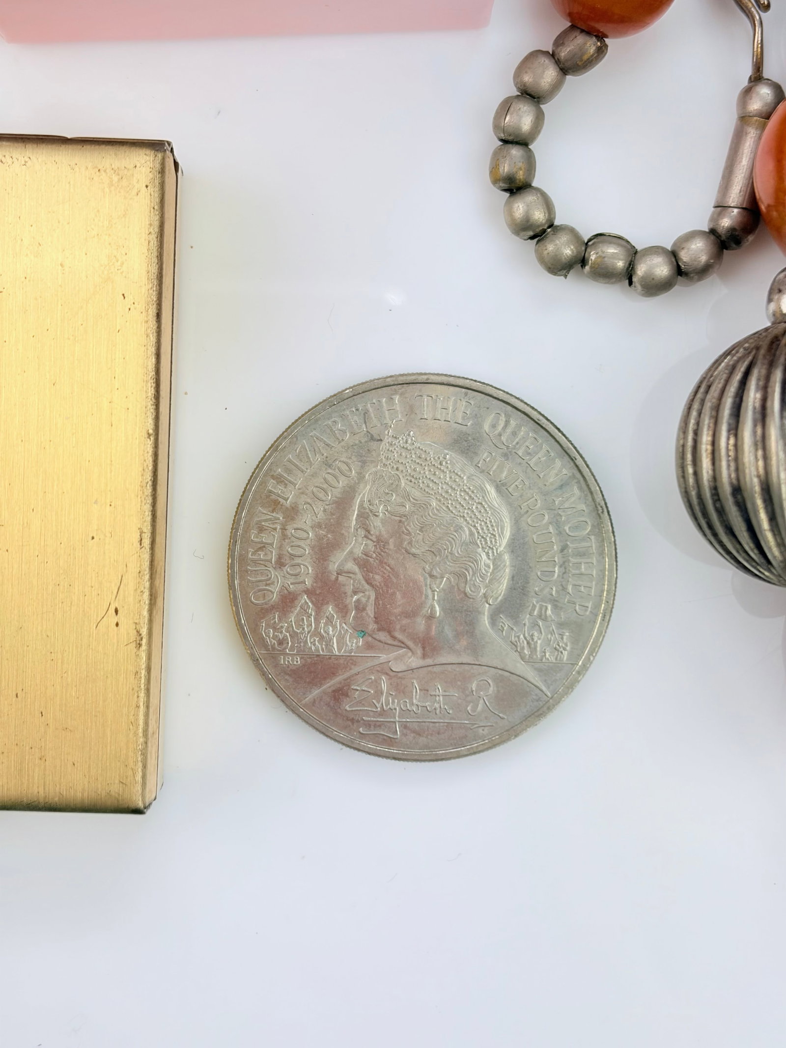 LARGE MIXED LOT OF ANTIQUE AND VINTAGE JEWELLERY INC BEADS - 4
