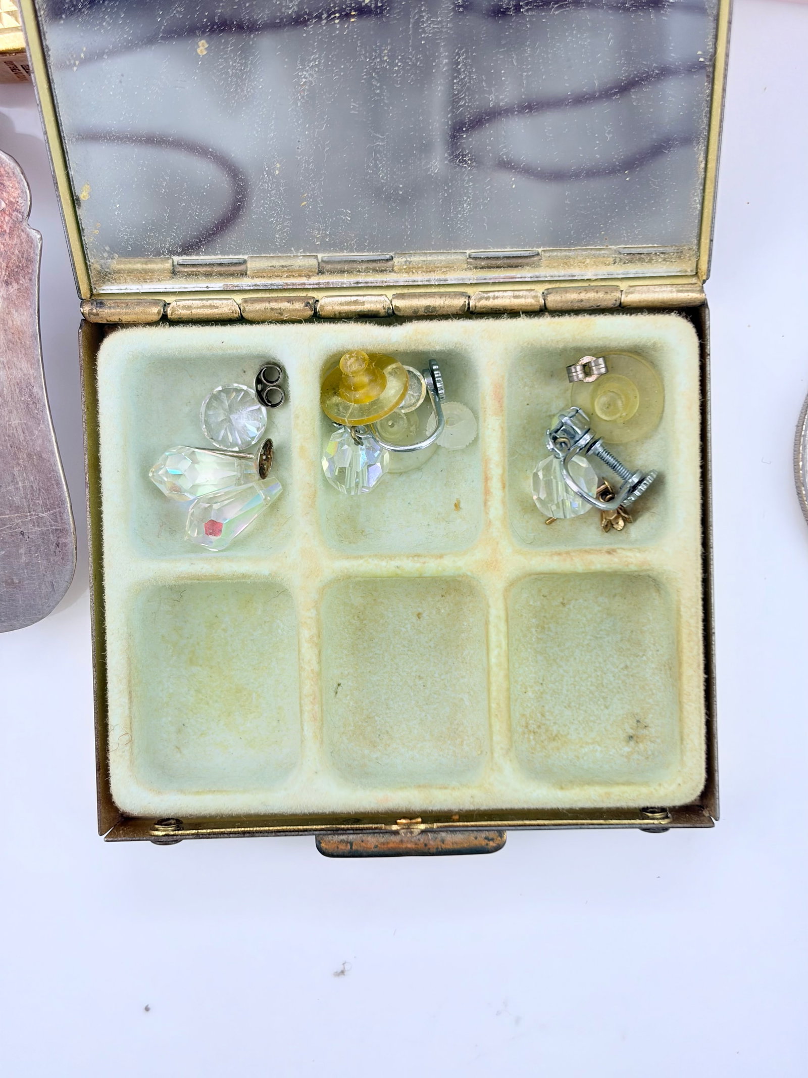 LARGE MIXED LOT OF ANTIQUE AND VINTAGE JEWELLERY INC BEADS - 5