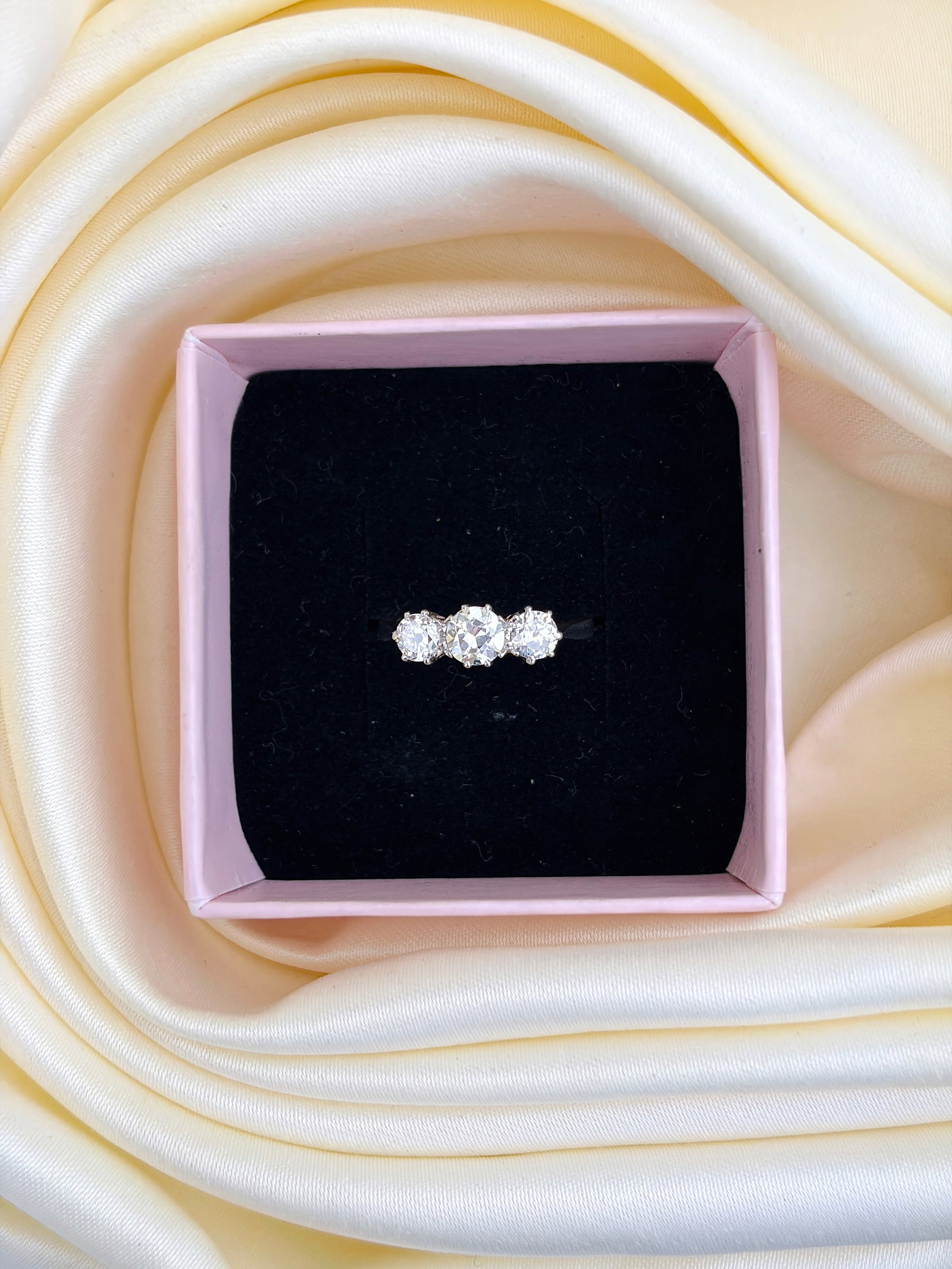 STUNNING 18CT GOLD AND PLATINUM DIAMOND 3 STONE RING - 10