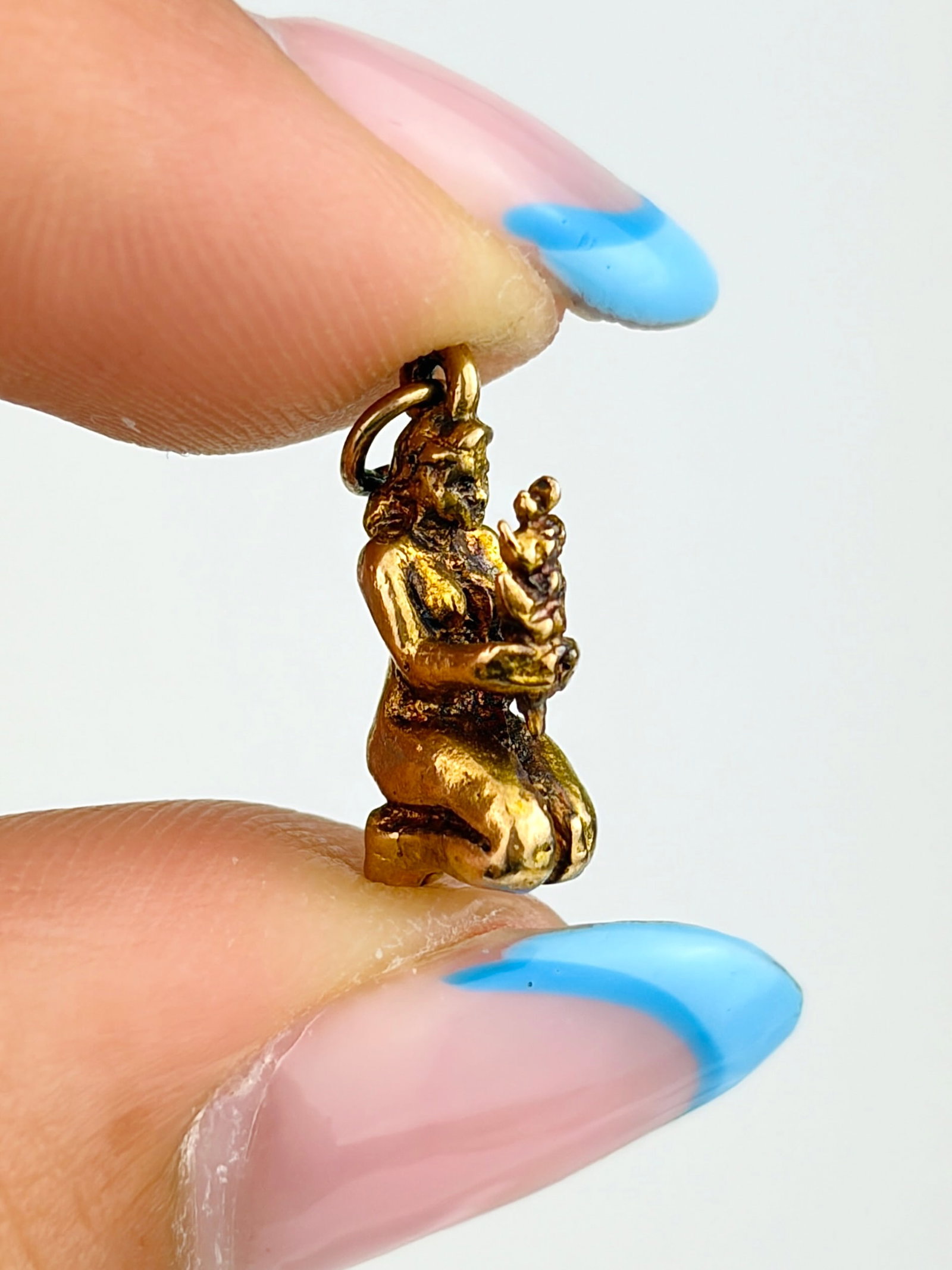 VINTAGE 9CT GOLD KNEELING LADY CHARM (1 of 6)