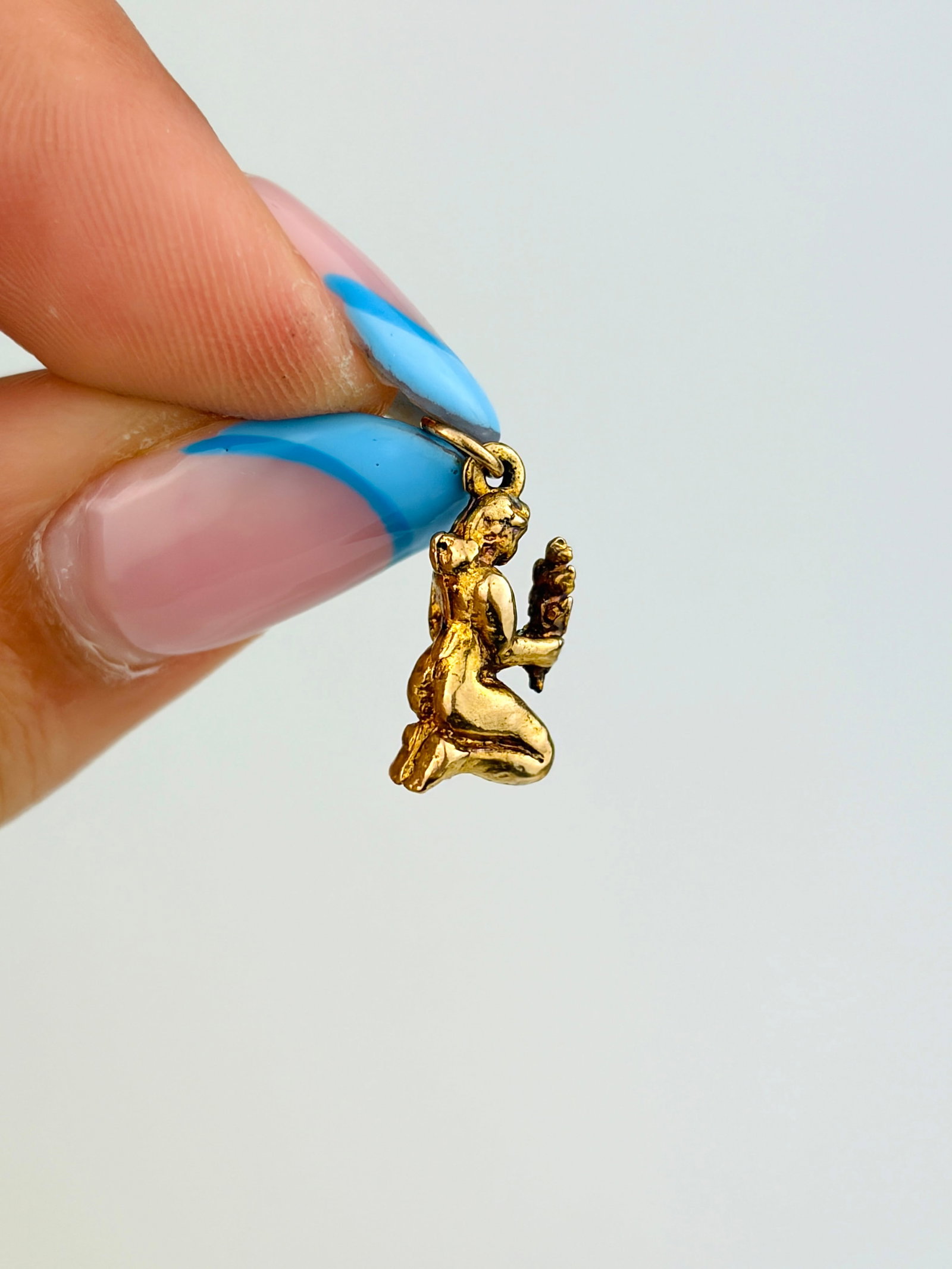 VINTAGE 9CT GOLD KNEELING LADY CHARM - 3