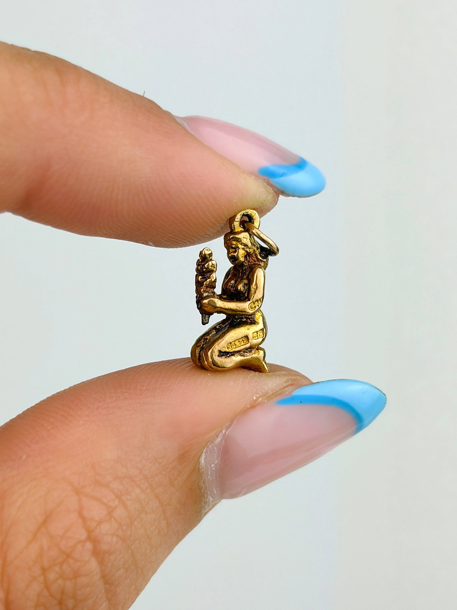 VINTAGE 9CT GOLD KNEELING LADY CHARM - 4