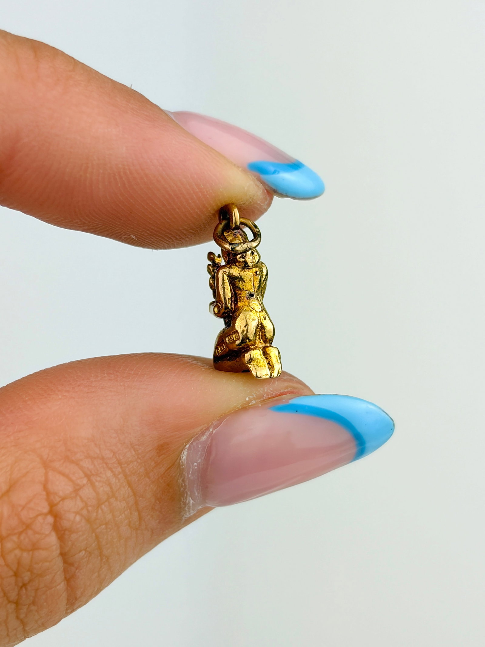 VINTAGE 9CT GOLD KNEELING LADY CHARM - 5