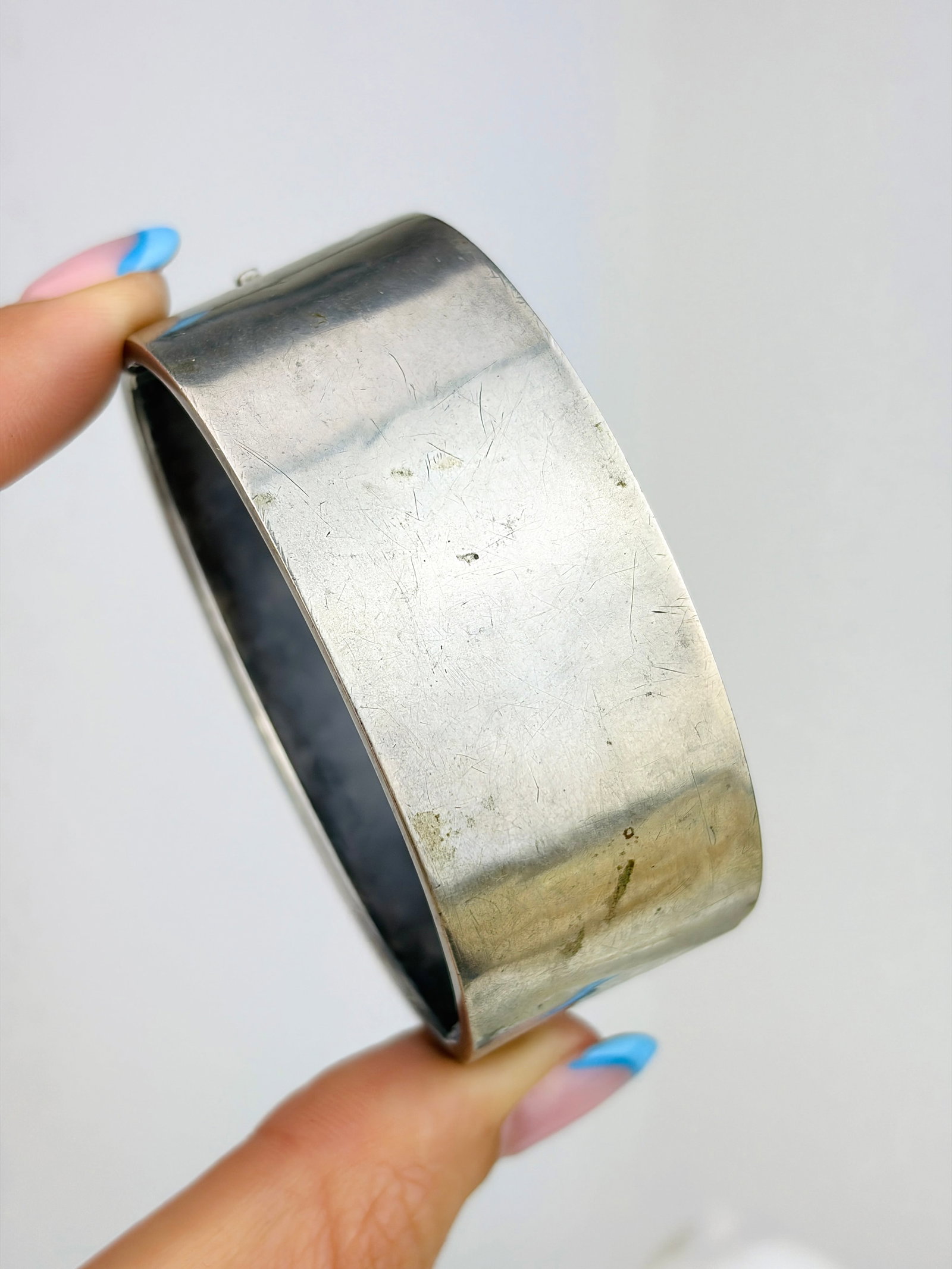 ANTIQUE SILVER AESTHETIC FLOWERS DETAIL WIDE BANGLE - 2