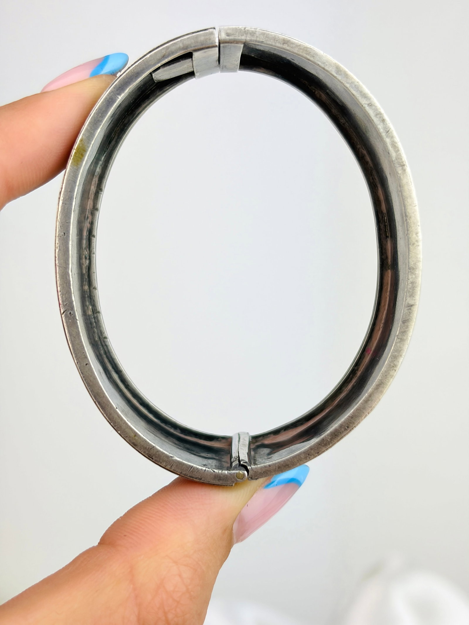 ANTIQUE SILVER AESTHETIC FLOWERS DETAIL WIDE BANGLE - 3