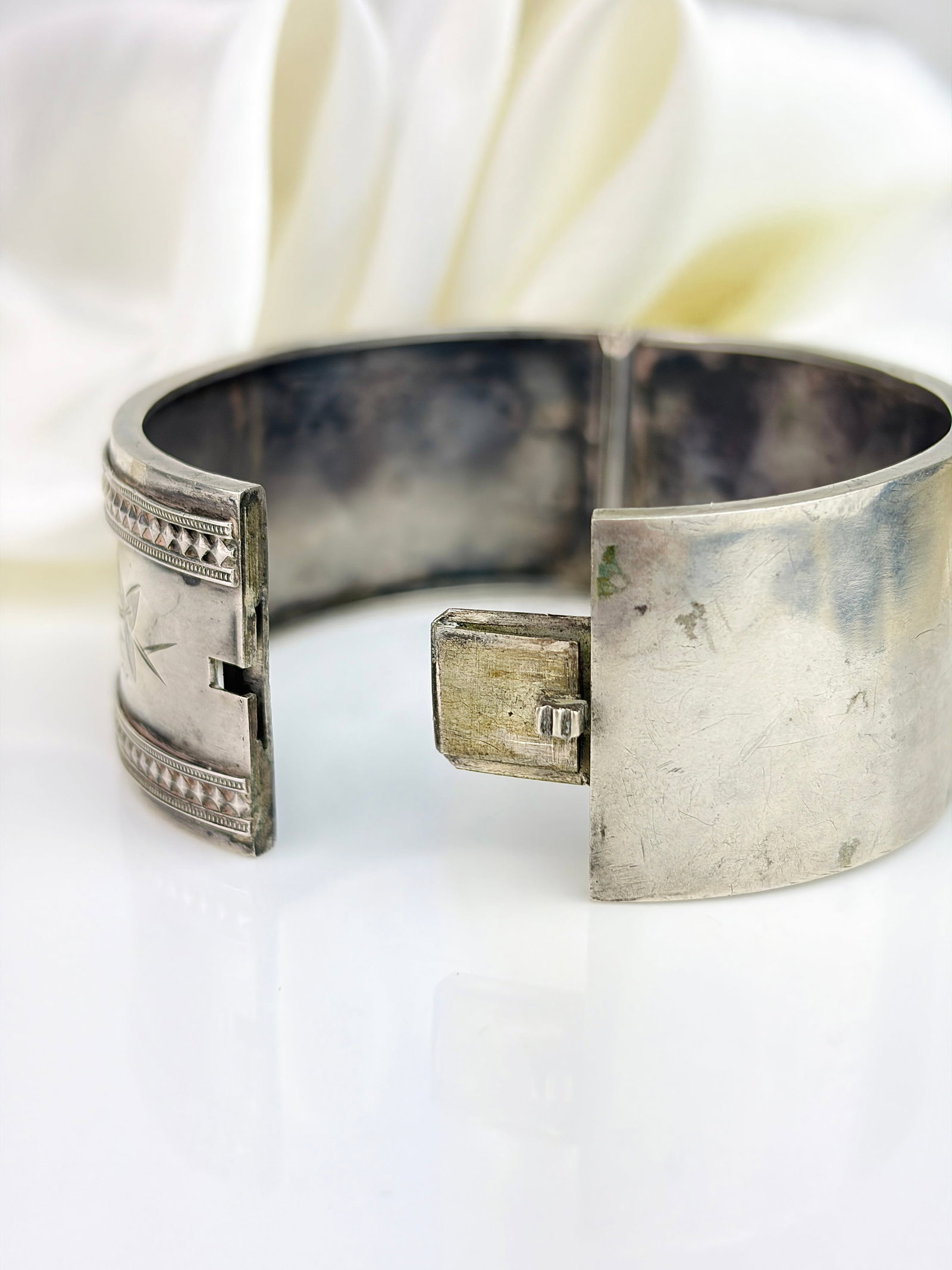 ANTIQUE SILVER AESTHETIC FLOWERS DETAIL WIDE BANGLE - 4