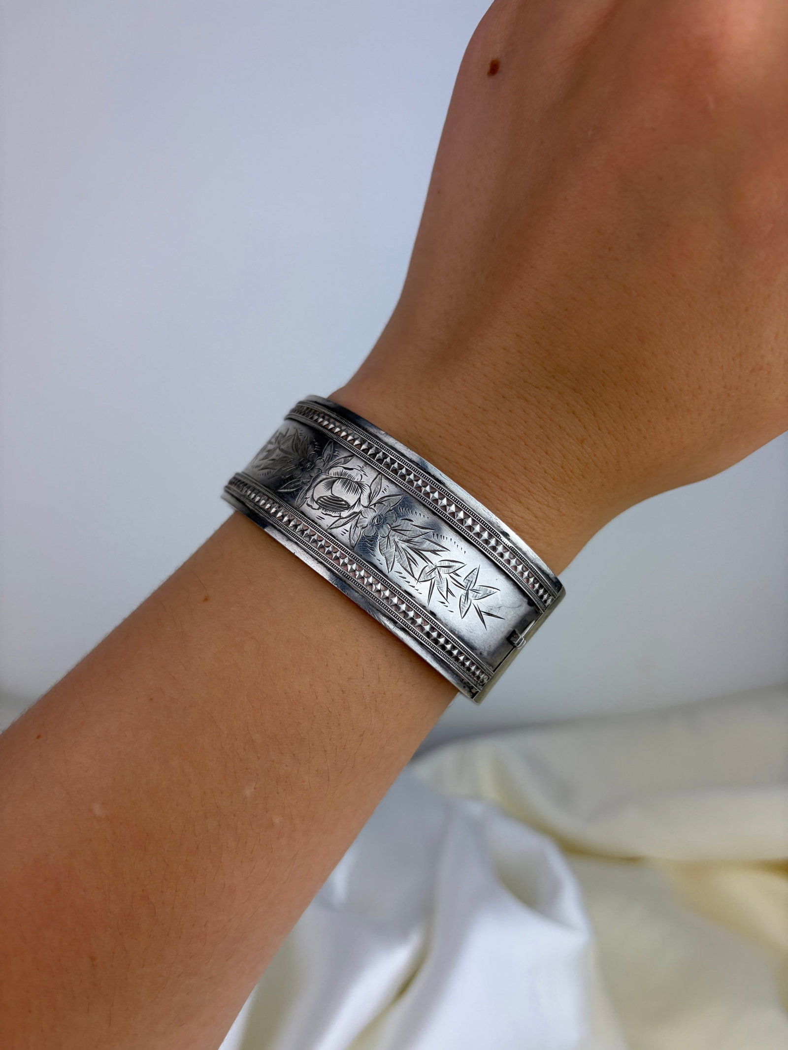 ANTIQUE SILVER AESTHETIC FLOWERS DETAIL WIDE BANGLE - 5
