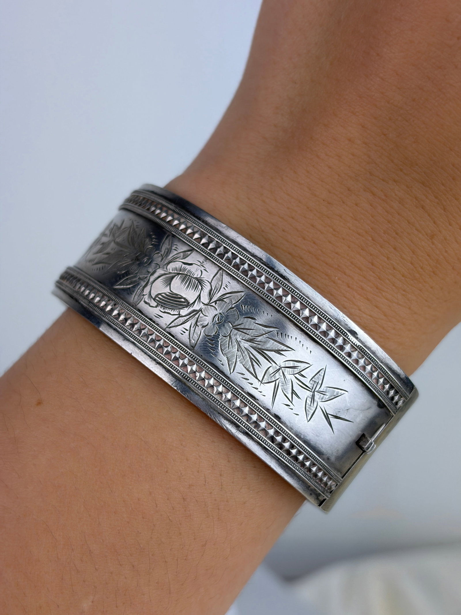 ANTIQUE SILVER AESTHETIC FLOWERS DETAIL WIDE BANGLE - 6