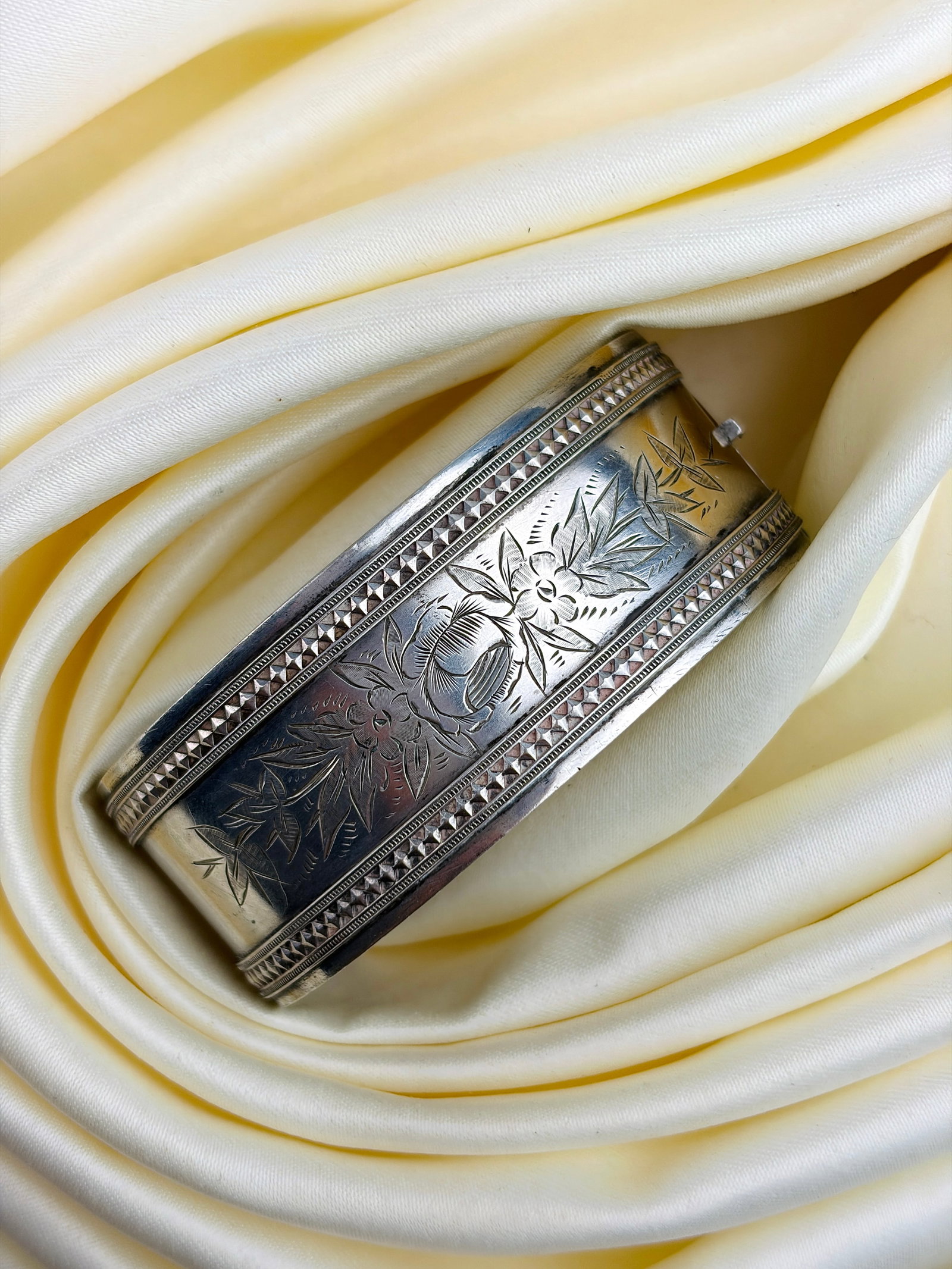 ANTIQUE SILVER AESTHETIC FLOWERS DETAIL WIDE BANGLE - 7