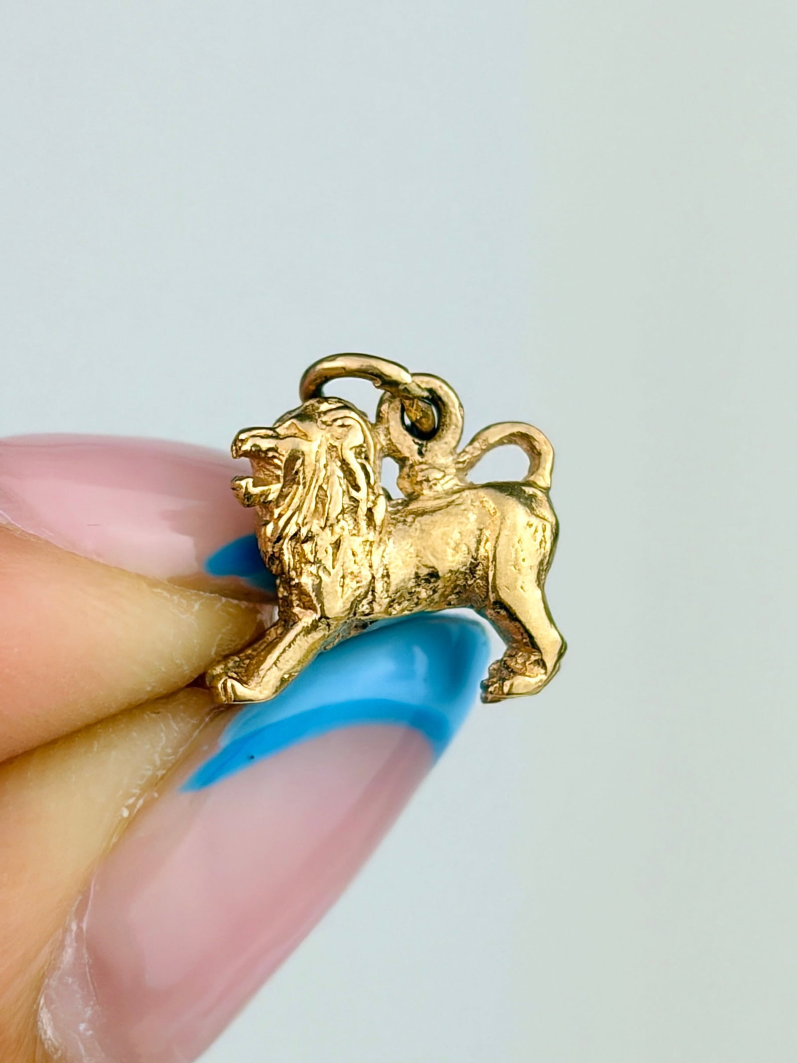 VINTAGE 9CT GOLD LION CHARM: VINTAGE 9CT GOLD LION CHARM Weight: 1.42g Size: 12x11x4mm Materials: 9ct gold Hallmarks: 9ct, Birmingham Condition: Very good overall condition. Some signs of wear are expected given the