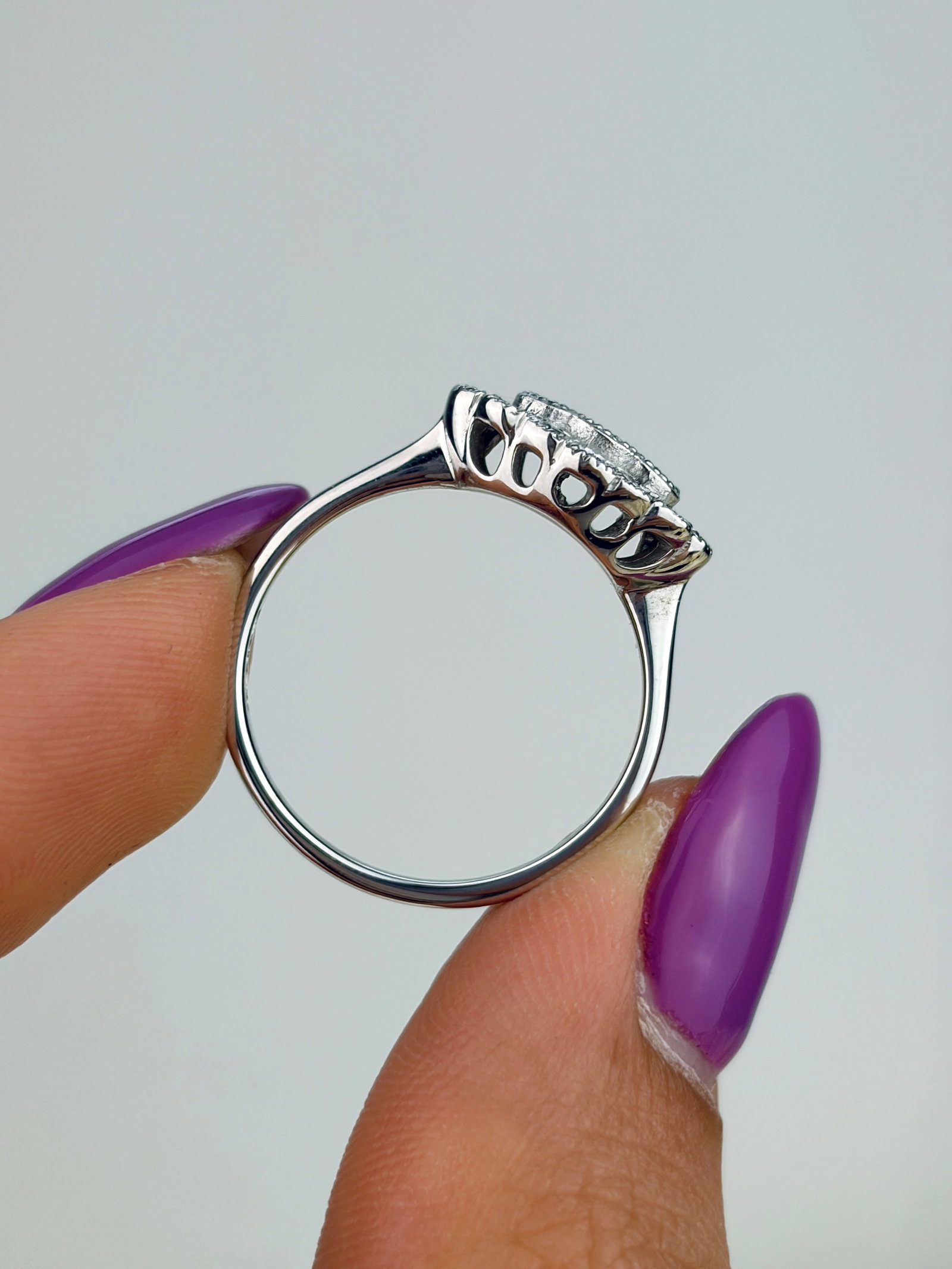 VINTAGE 18CT WHITE GOLD DIAMOND CLUSTER RING - 10