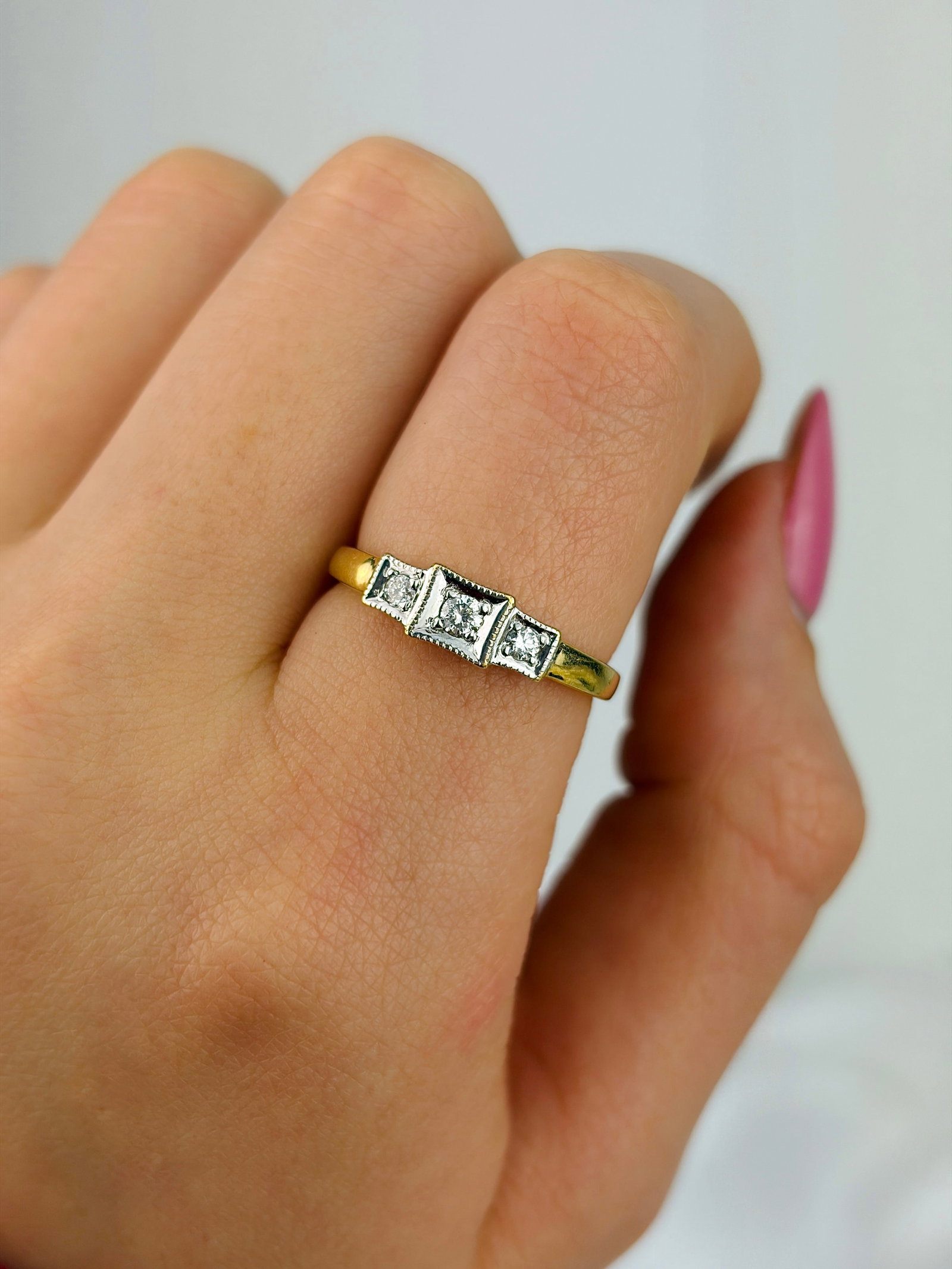 VINTAGE 18CT YELLOW AND WHITE GOLD DIAMOND 3 STONE RING - 8