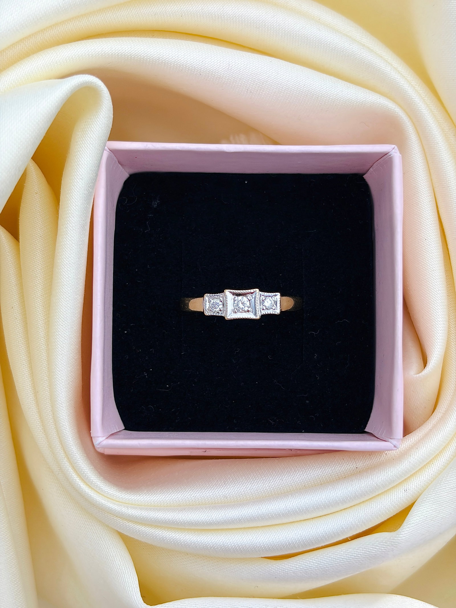 VINTAGE 18CT YELLOW AND WHITE GOLD DIAMOND 3 STONE RING - 9