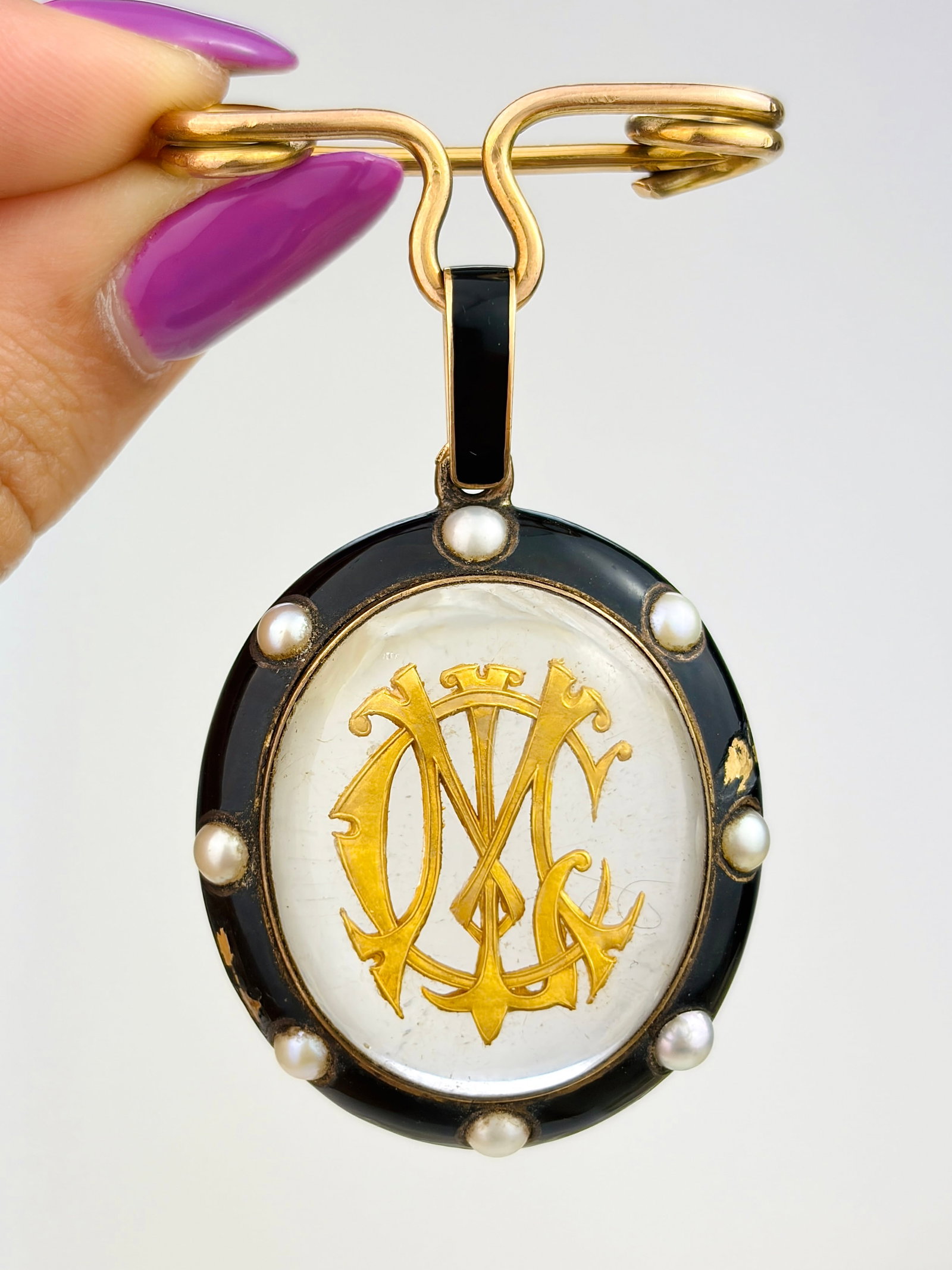 ANTIQUE 9CT YELLOW GOLD PEARL AND ENAMEL MOURNING POOL OF LIGHT PENDANT ON SAFETY PIN BROOCH: ANTIQUE 9CT YELLOW GOLD PEARL AND ENAMEL MOURNING POOL OF LIGHT PENDANT ON SAFETY PIN BROOCH A beautiful commemoration of life made into a beautiful piece of jewellery! Weight: 27.66g
