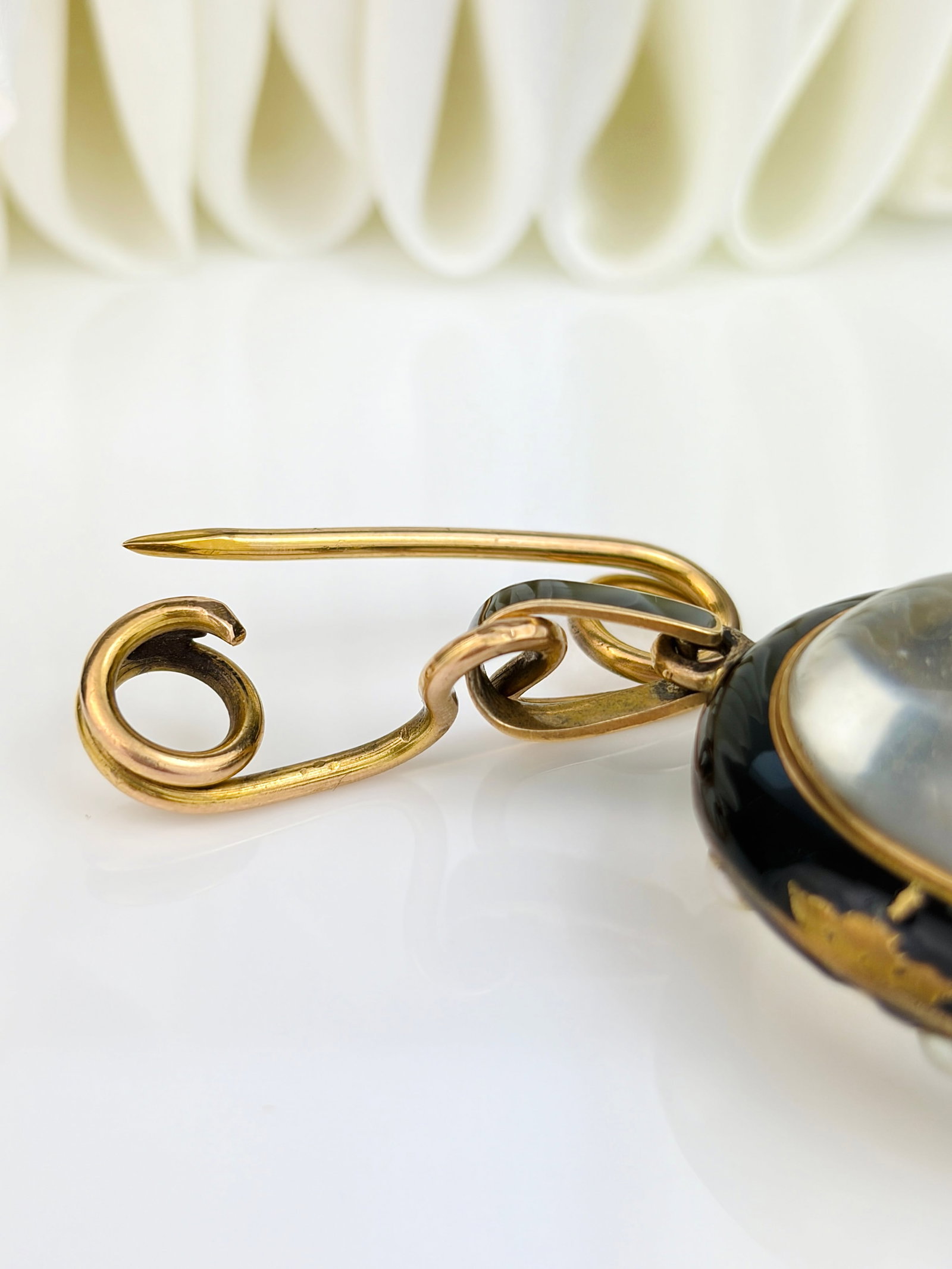 ANTIQUE 9CT YELLOW GOLD PEARL AND ENAMEL MOURNING POOL OF LIGHT PENDANT ON SAFETY PIN BROOCH - 8