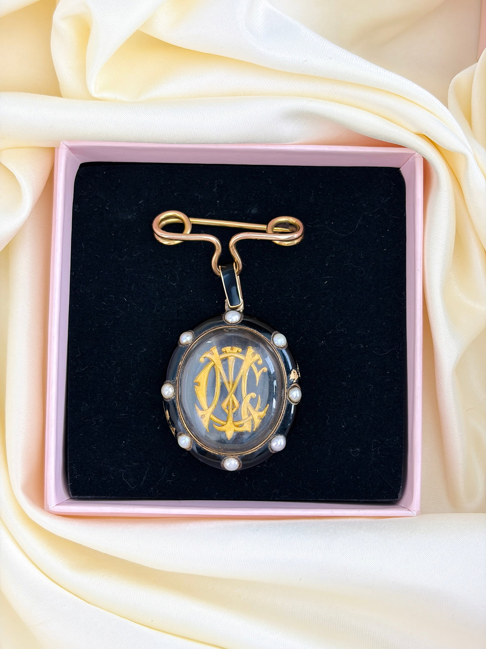 ANTIQUE 9CT YELLOW GOLD PEARL AND ENAMEL MOURNING POOL OF LIGHT PENDANT ON SAFETY PIN BROOCH - 9