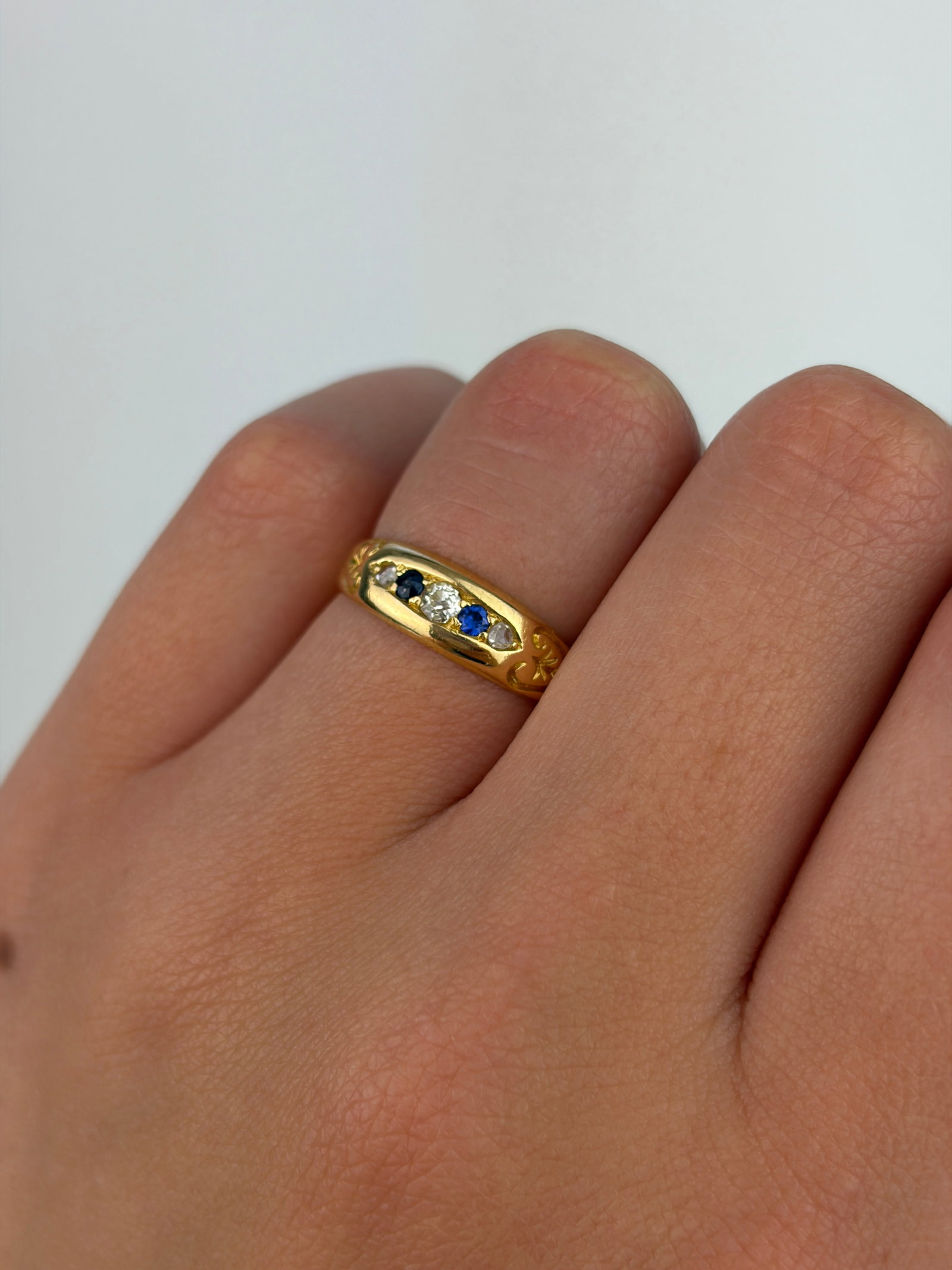 ANTIQUE C.1900 18CT YELLOW GOLD SAPPHIRE AND DIAMOND 5 STONE RING - 9