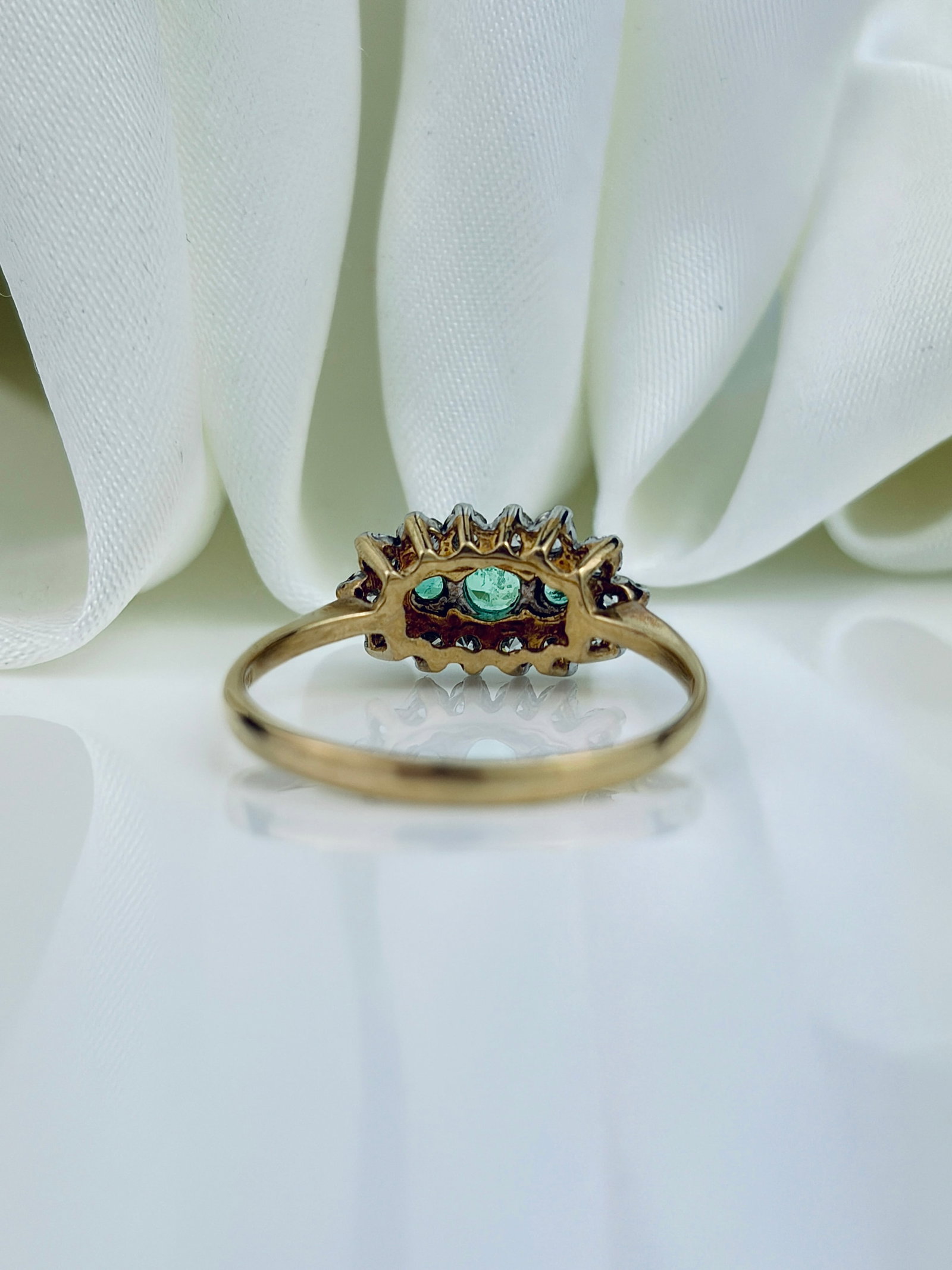 VINTAGE C.1996 9CT YELLOW GOLD EMERALD AND WHITE PASTE TRIPLE CLUSTER RING - 3