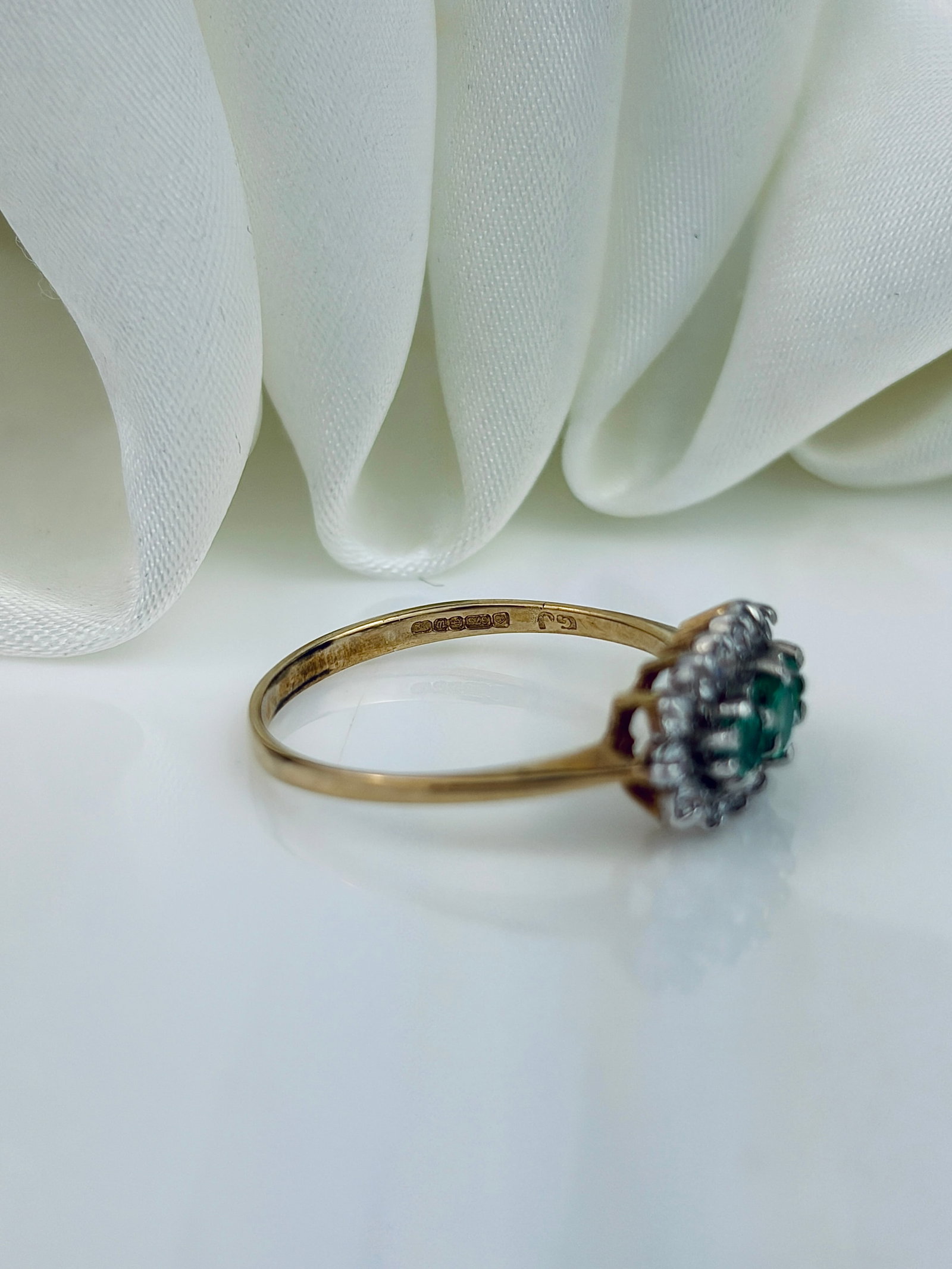 VINTAGE C.1996 9CT YELLOW GOLD EMERALD AND WHITE PASTE TRIPLE CLUSTER RING - 4