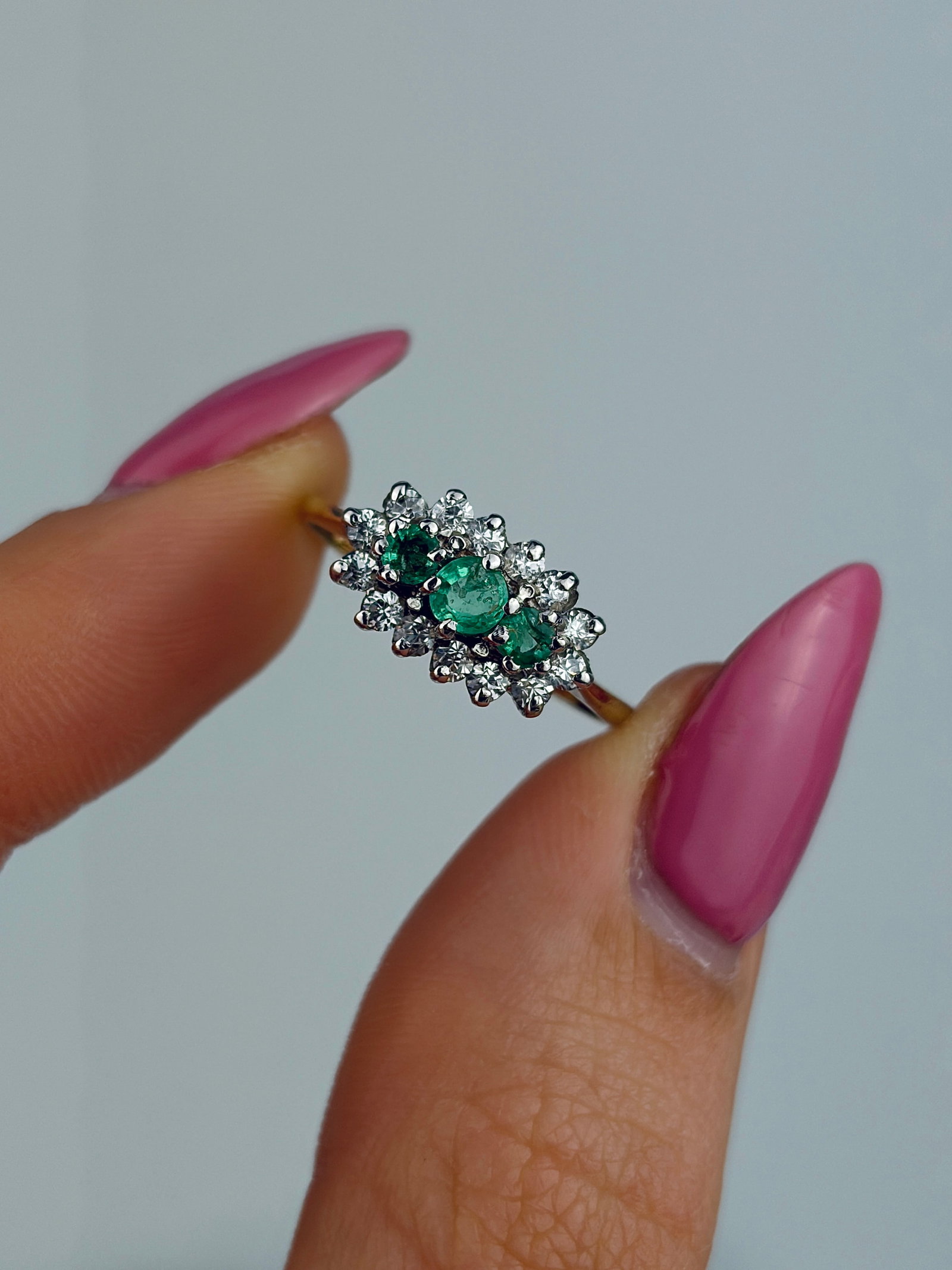 VINTAGE C.1996 9CT YELLOW GOLD EMERALD AND WHITE PASTE TRIPLE CLUSTER RING - 5