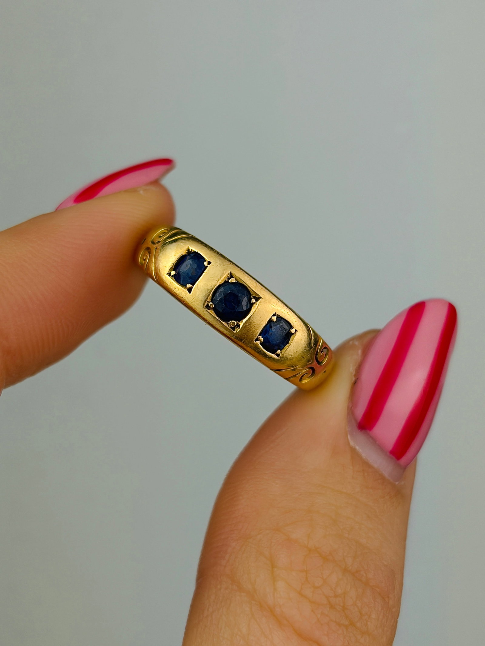 antique chunky sapphire 3 stone ring in 18ct yellow gold - 4